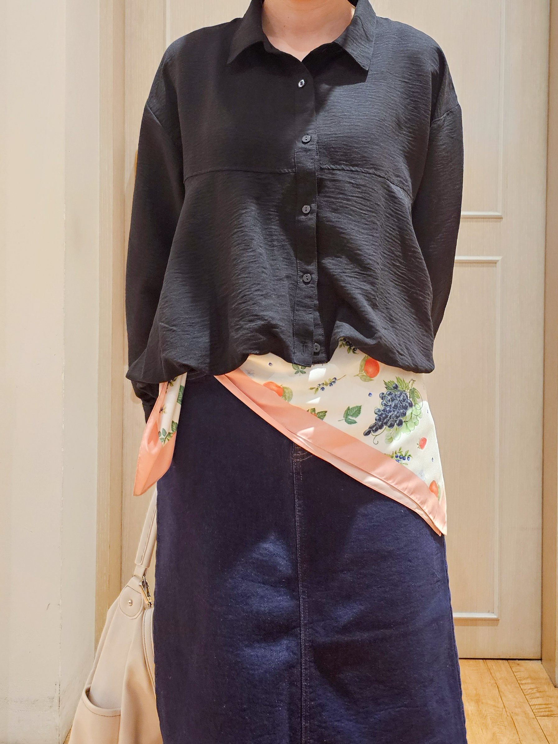ゆゆさんの「SHOO･LA･RUE｜【S-LL/洗濯機可】インせず即こなれる 裾バルーンシャツ」を使ったコーディネート