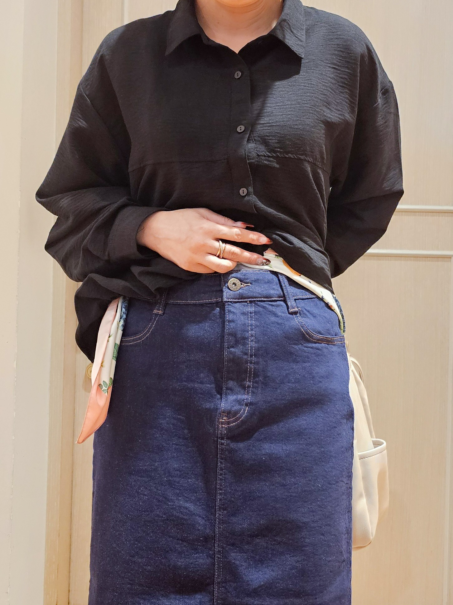 ゆゆさんの「SHOO･LA･RUE｜【S-LL/洗濯機可】インせず即こなれる 裾バルーンシャツ」を使ったコーディネート