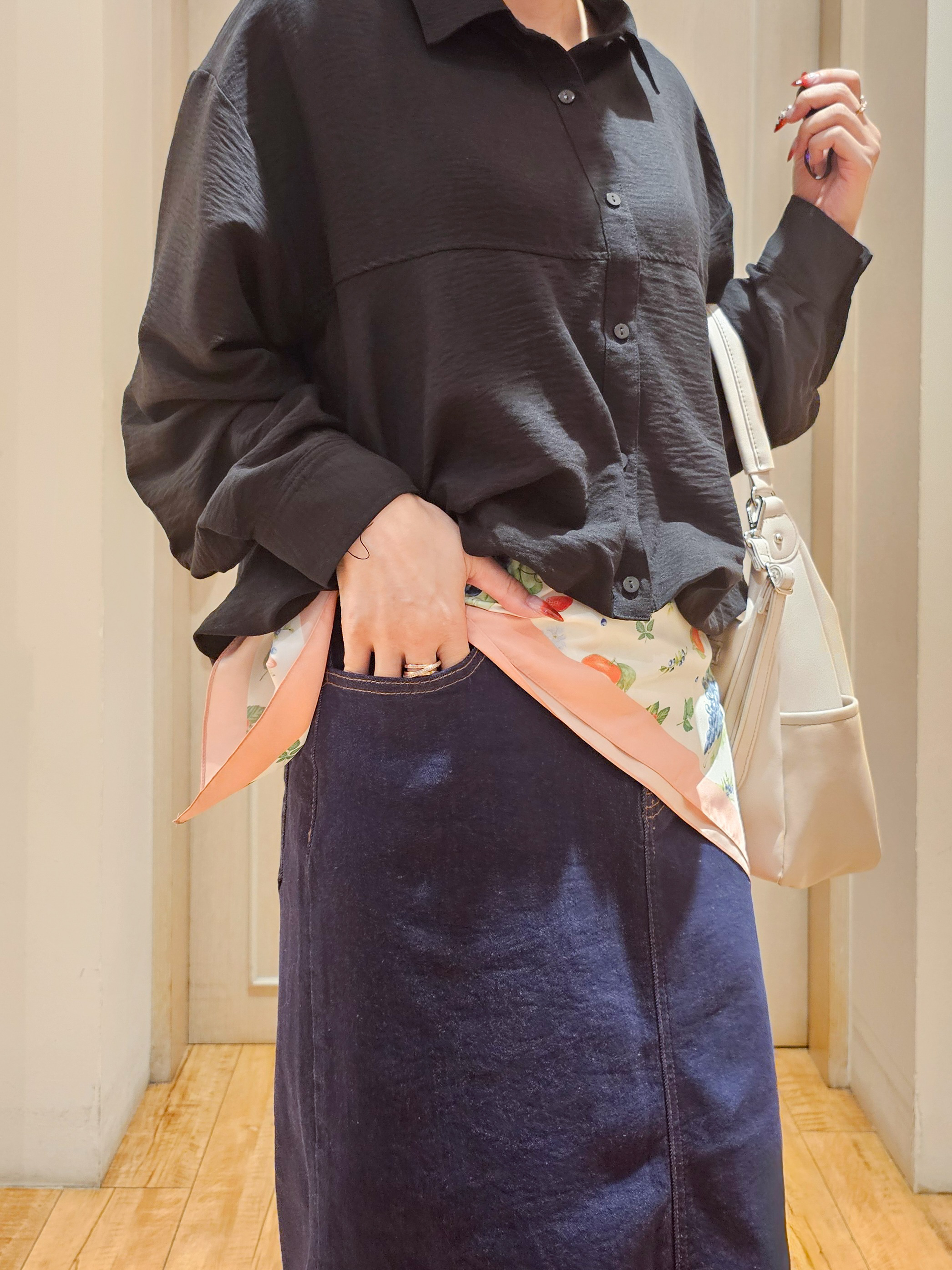 ゆゆさんの「SHOO･LA･RUE｜【S-LL/洗濯機可】インせず即こなれる 裾バルーンシャツ」を使ったコーディネート
