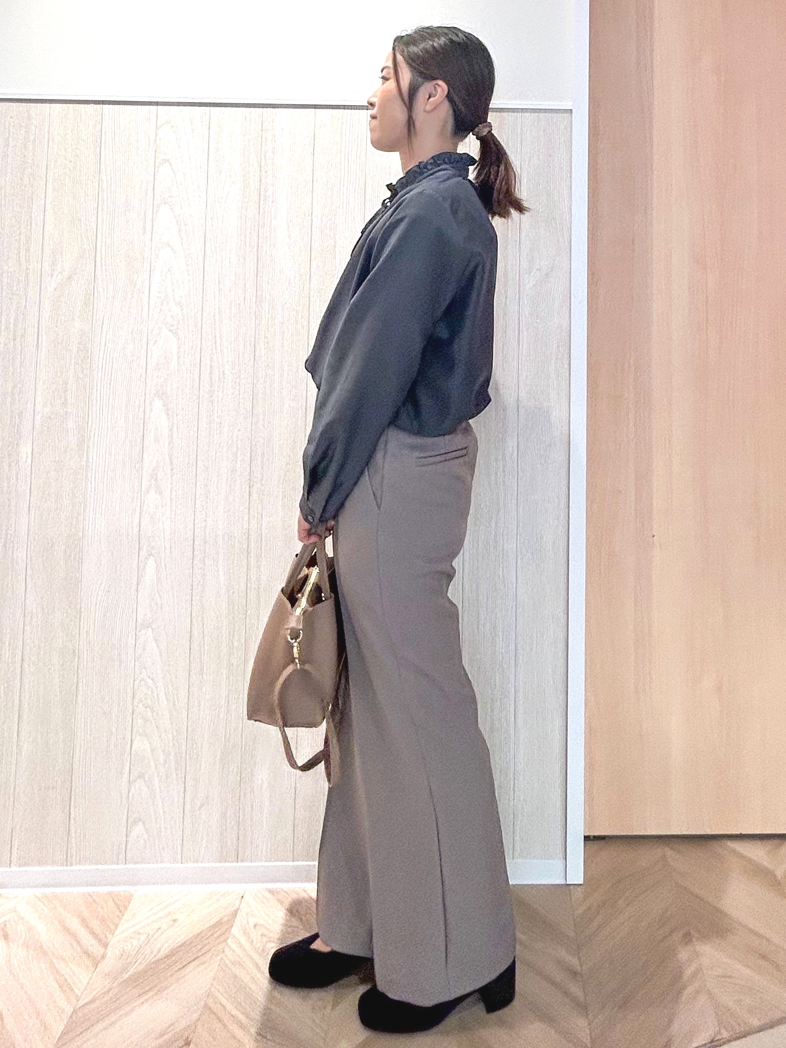 tomoさんの「SHOO･LA･RUE｜【S-LL/洗濯機可】襟フリルが女性らしい リボンブラウス」を使ったコーディネート