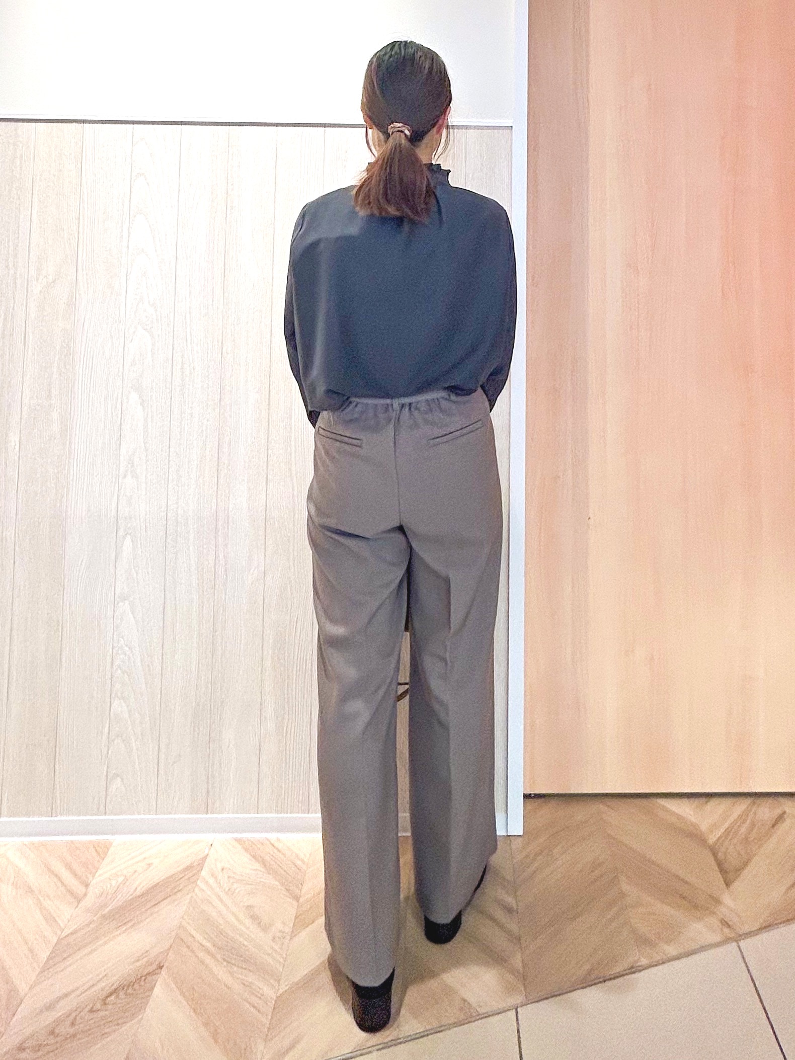 tomoさんの「SHOO･LA･RUE｜【S-LL/洗濯機可】襟フリルが女性らしい リボンブラウス」を使ったコーディネート