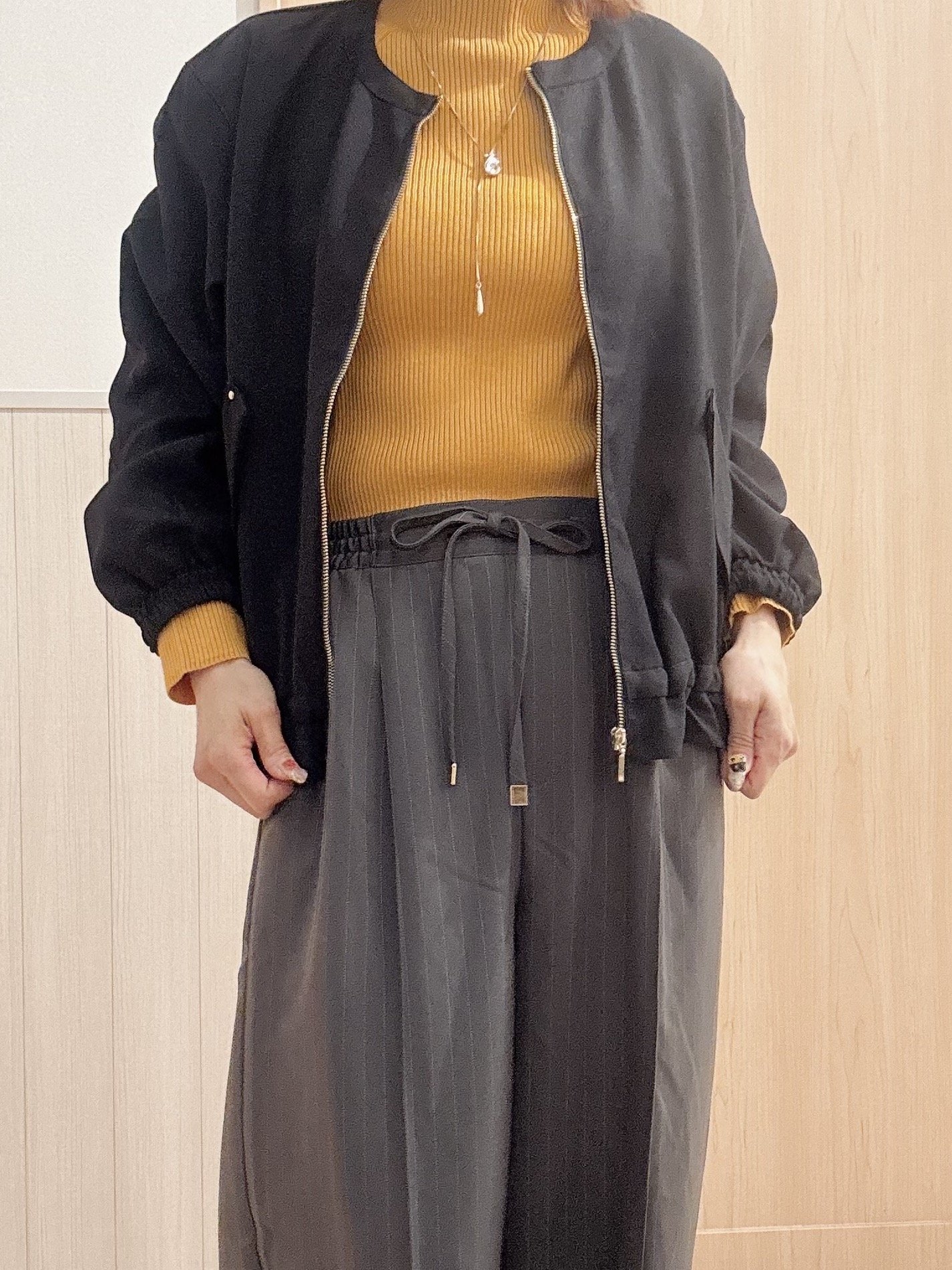 モカさんの「SHOO･LA･RUE｜【洗濯後しわになりにくい/S-LL】裾ドロストフリルブルゾン」を使ったコーディネート