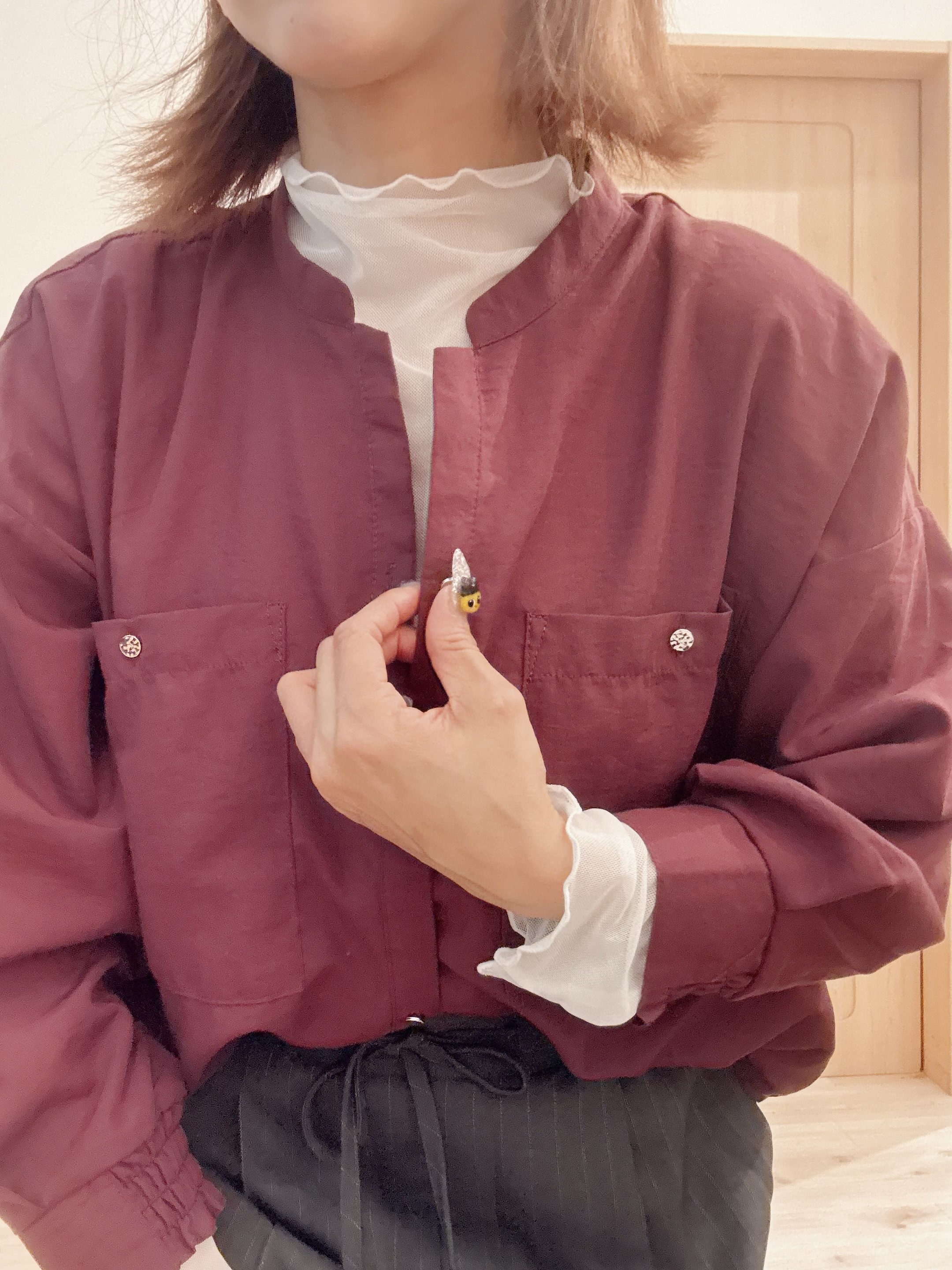 モカさんの「SHOO･LA･RUE｜【洗濯後しわになりにくい/S-LL】こなれ見え ゆるっと キーネック金ボタンポケットシャツ」を使ったコーディネート