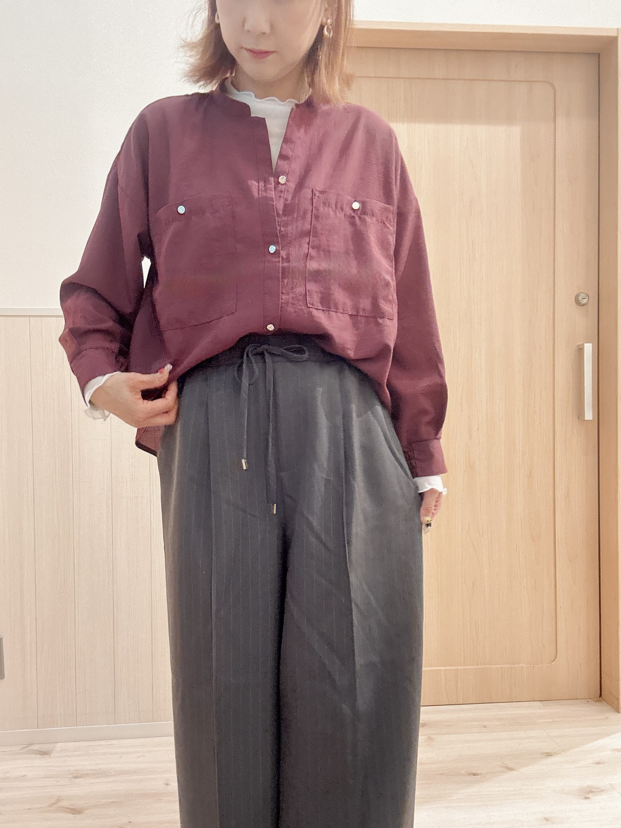 モカさんの「SHOO･LA･RUE｜【洗濯後しわになりにくい/S-LL】こなれ見え ゆるっと キーネック金ボタンポケットシャツ」を使ったコーディネート