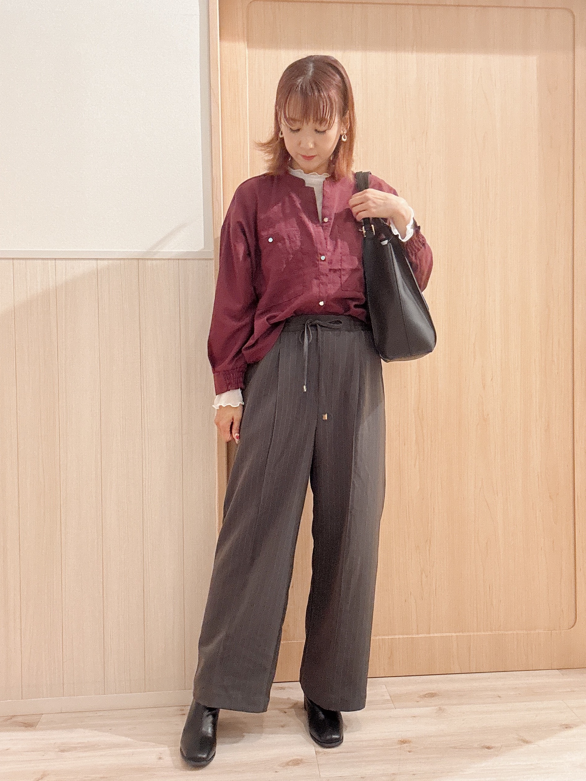 モカさんの「SHOO･LA･RUE｜【洗濯後しわになりにくい/S-LL】こなれ見え ゆるっと キーネック金ボタンポケットシャツ」を使ったコーディネート