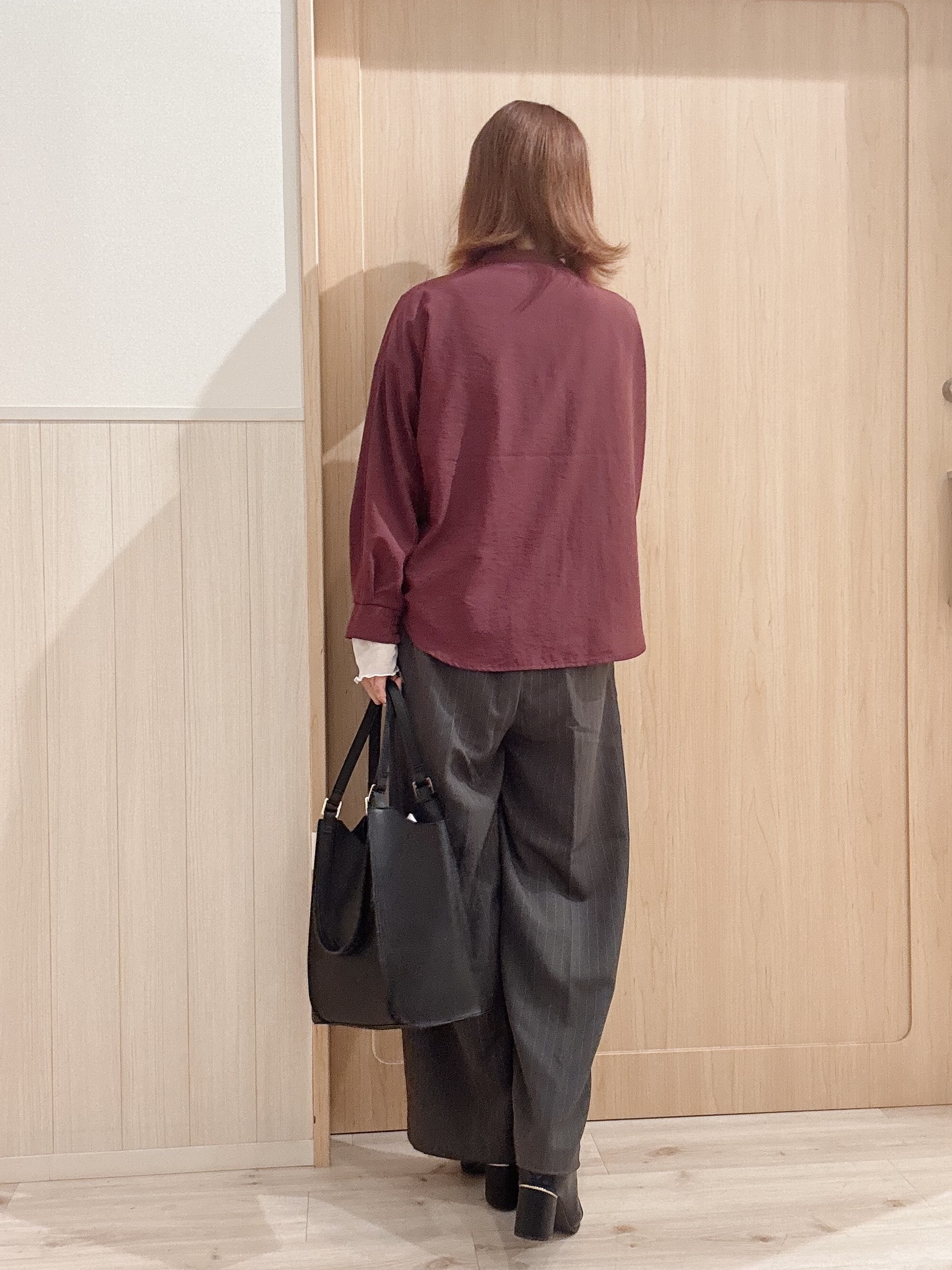 モカさんの「SHOO･LA･RUE｜【洗濯後しわになりにくい/S-LL】こなれ見え ゆるっと キーネック金ボタンポケットシャツ」を使ったコーディネート
