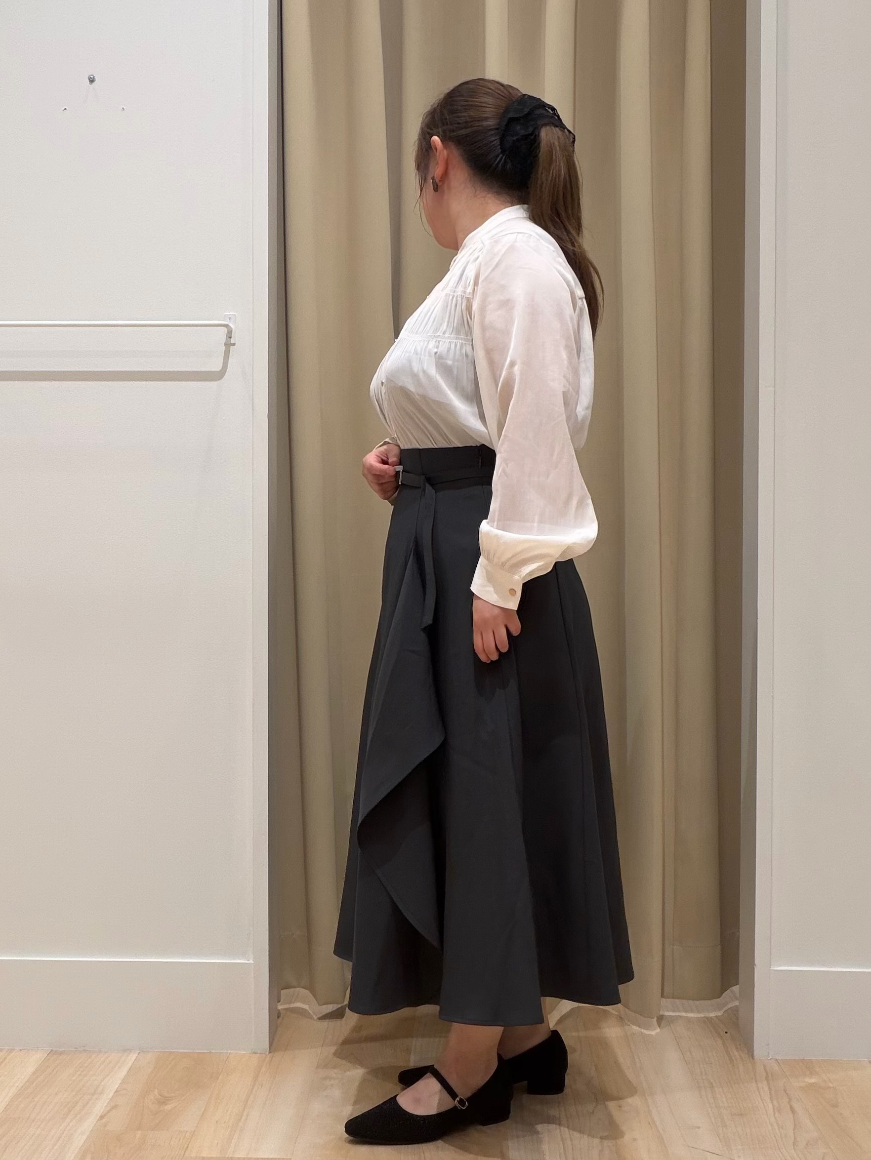 たまさんの「grove｜【通勤/きれいめ】上品な艶を纏う ヴィンテージサテンブラウス」を使ったコーディネート