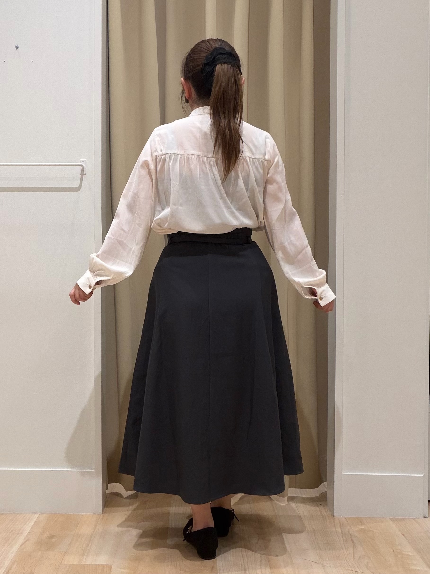 たまさんの「grove｜【通勤/きれいめ】上品な艶を纏う ヴィンテージサテンブラウス」を使ったコーディネート