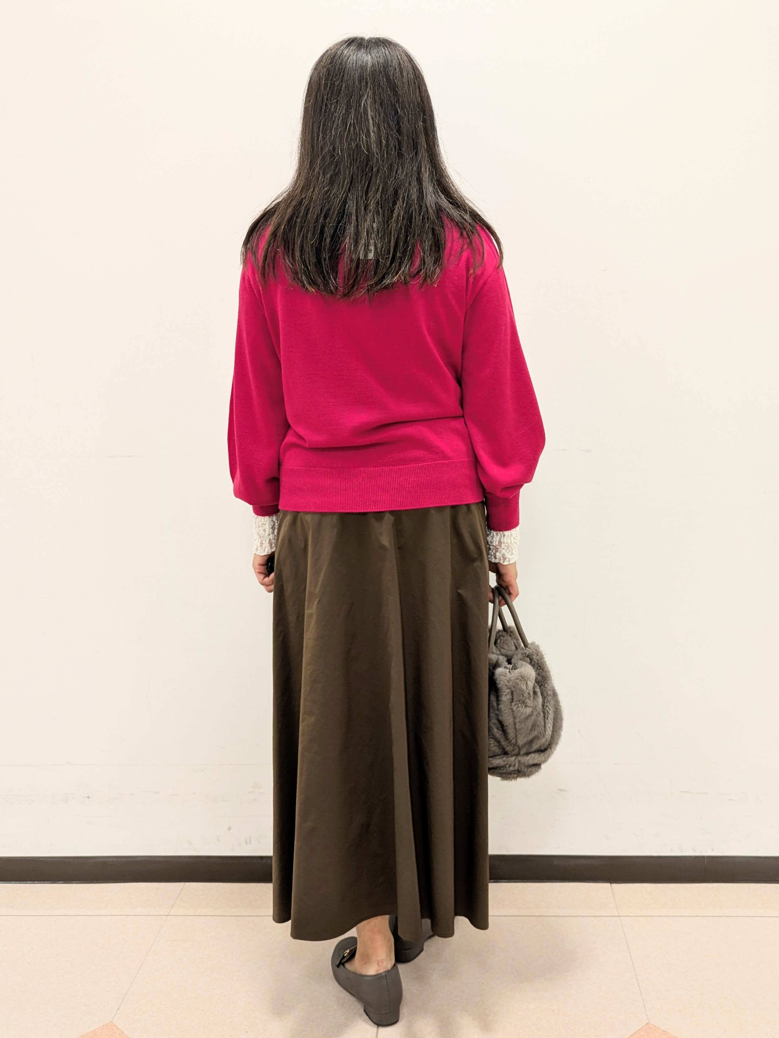 ともさんの「UNTITLED｜【大人の抜け感/8色展開】ボリュームスリーブニットプルオーバー」を使ったコーディネート