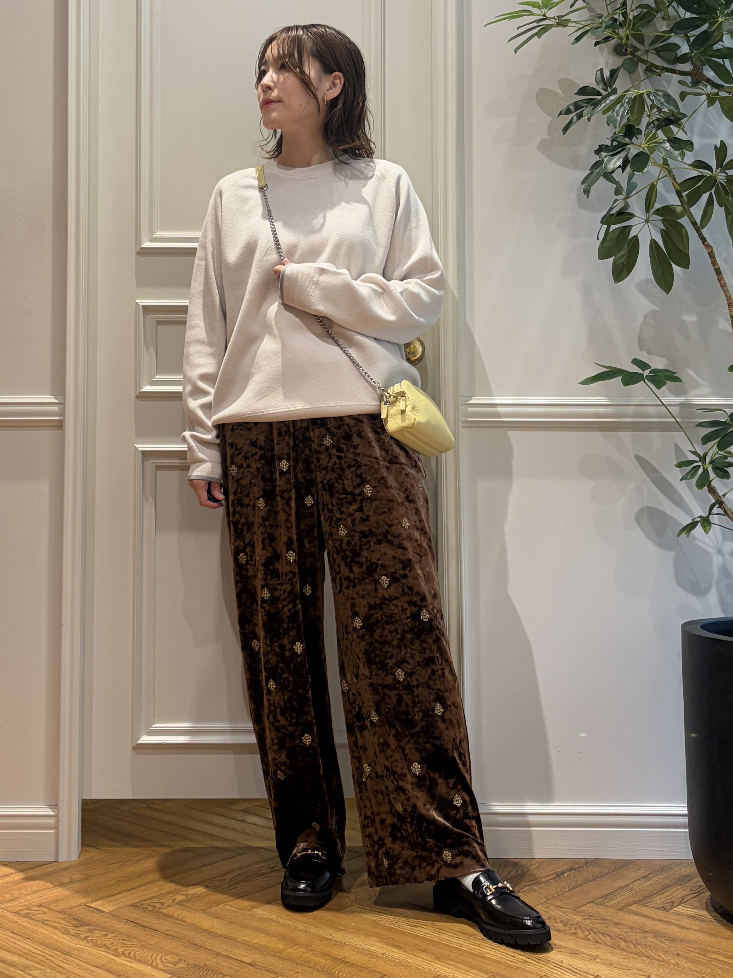 nakaoさんの「DRESSTERIOR｜エンブロイダリー ベロアイージーパンツ」を使ったコーディネート