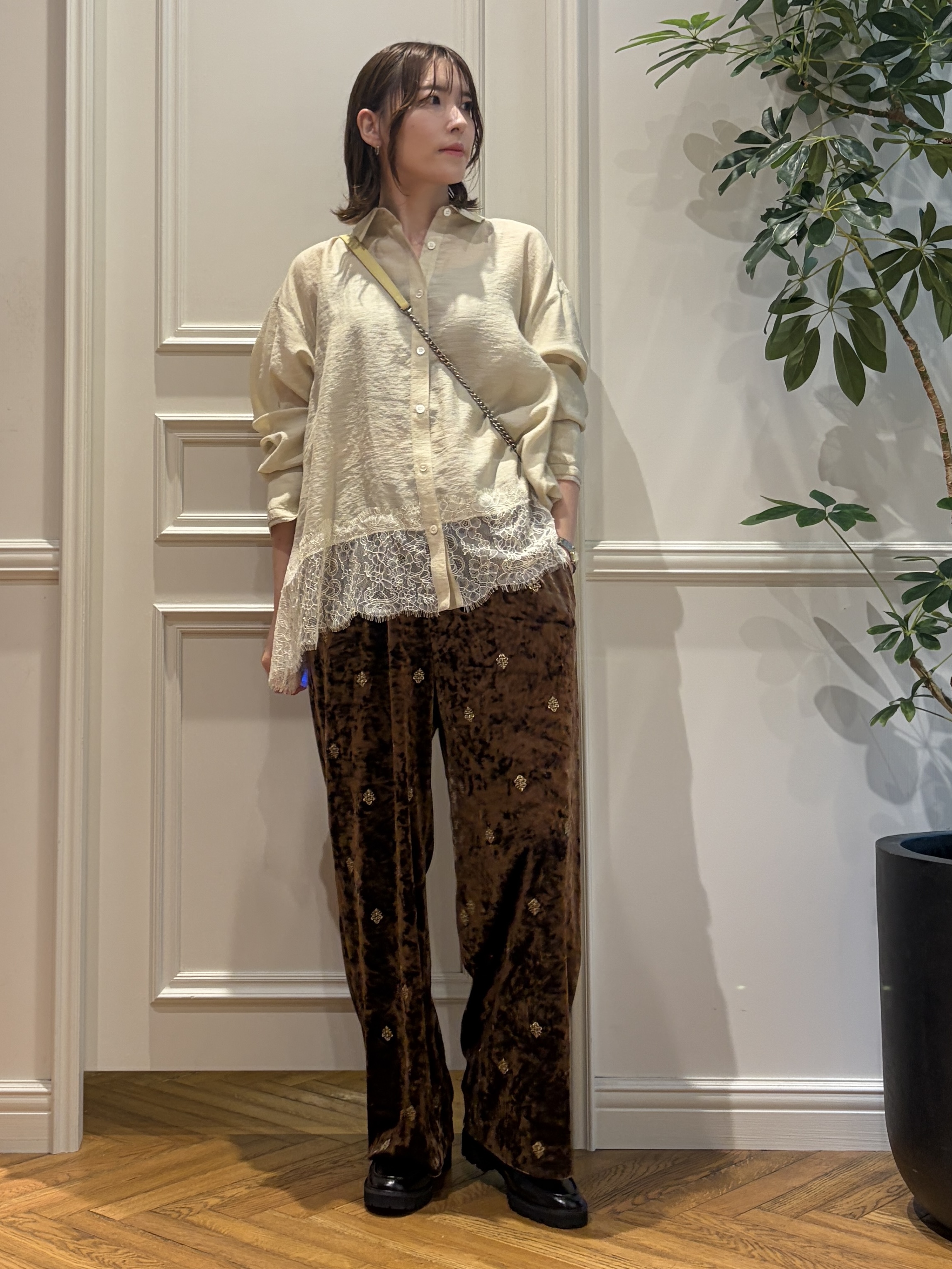 nakaoさんの「DRESSTERIOR｜エンブロイダリー ベロアイージーパンツ」を使ったコーディネート
