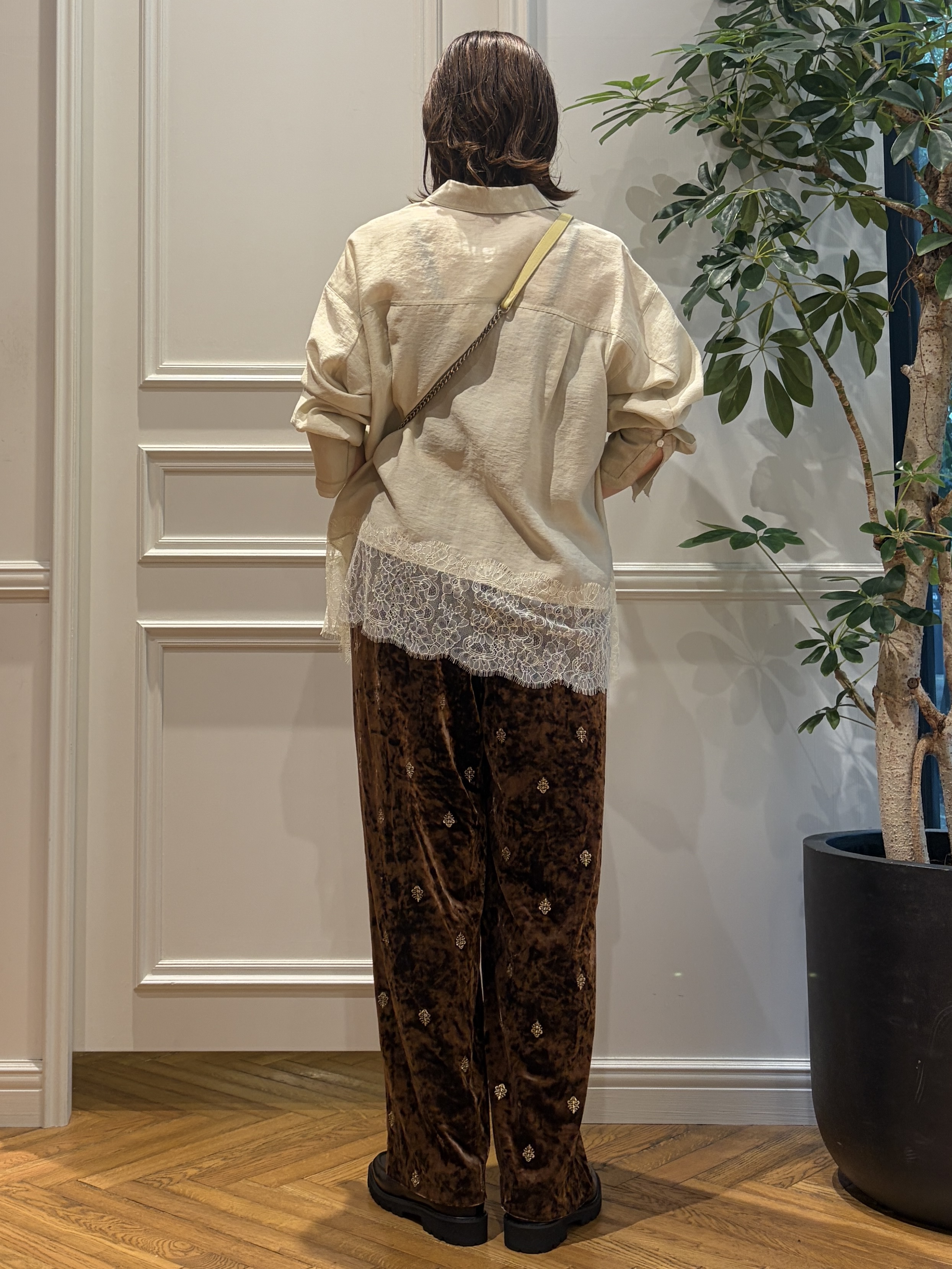 nakaoさんの「DRESSTERIOR｜エンブロイダリー ベロアイージーパンツ」を使ったコーディネート