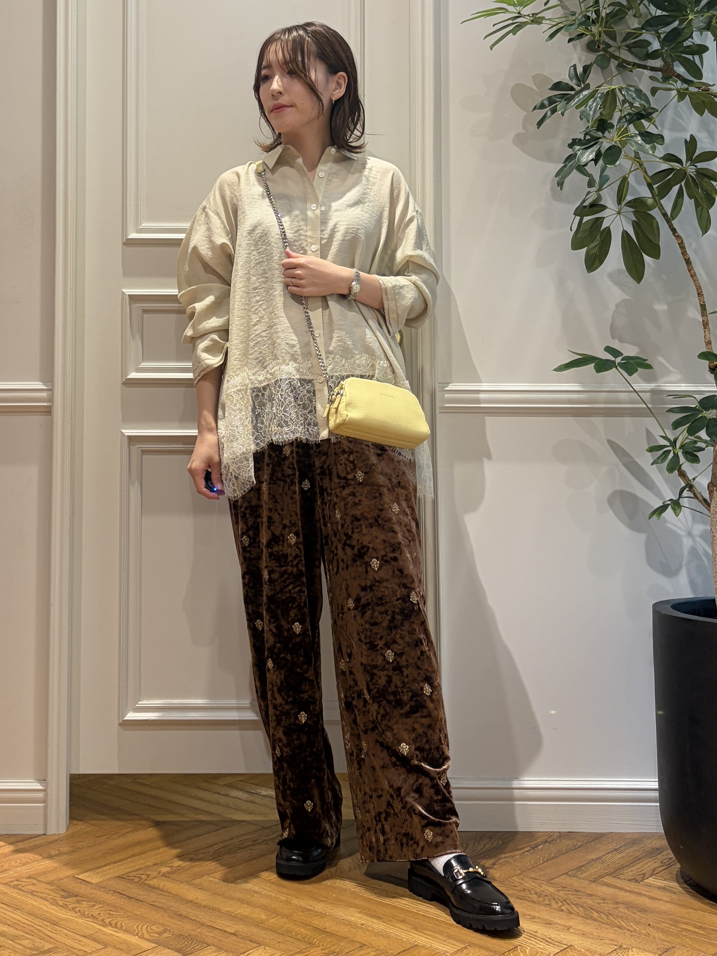 nakaoさんの「DRESSTERIOR｜エンブロイダリー ベロアイージーパンツ」を使ったコーディネート