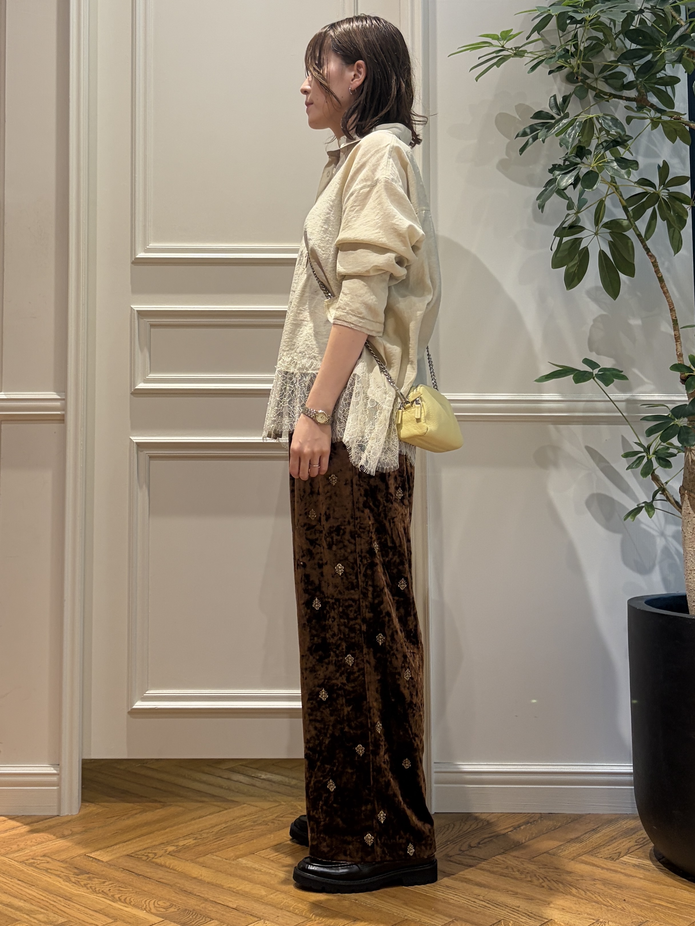 nakaoさんの「DRESSTERIOR｜エンブロイダリー ベロアイージーパンツ」を使ったコーディネート