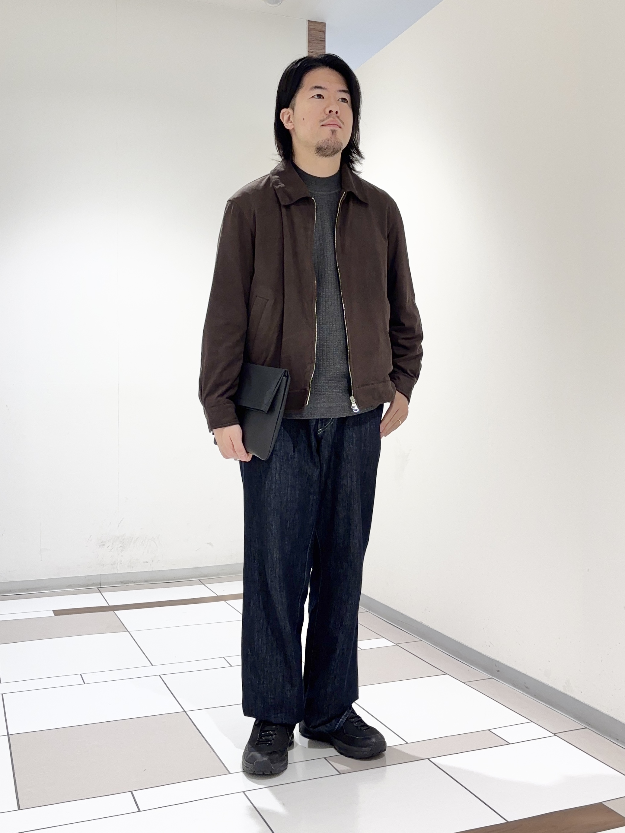 及川さんの「TAKEO KIKUCHI｜デニム＆スウェード調 ジップブルゾン」を使ったコーディネート