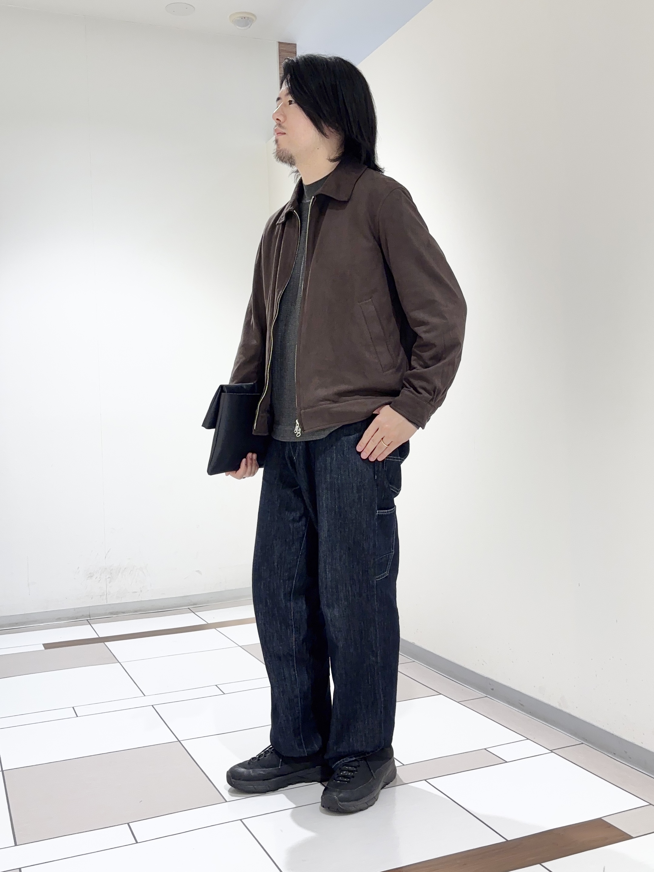 及川さんの「TAKEO KIKUCHI｜デニム＆スウェード調 ジップブルゾン」を使ったコーディネート
