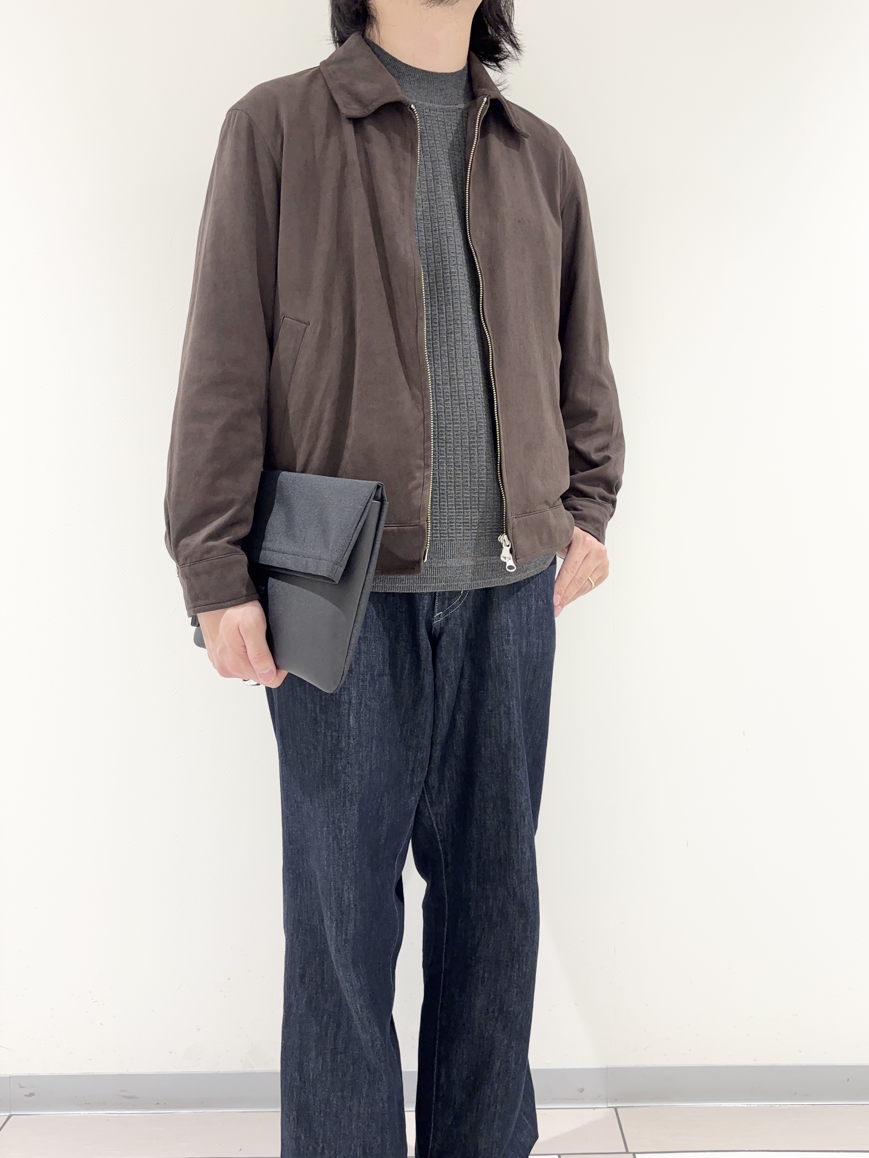 及川さんの「TAKEO KIKUCHI｜デニム＆スウェード調 ジップブルゾン」を使ったコーディネート