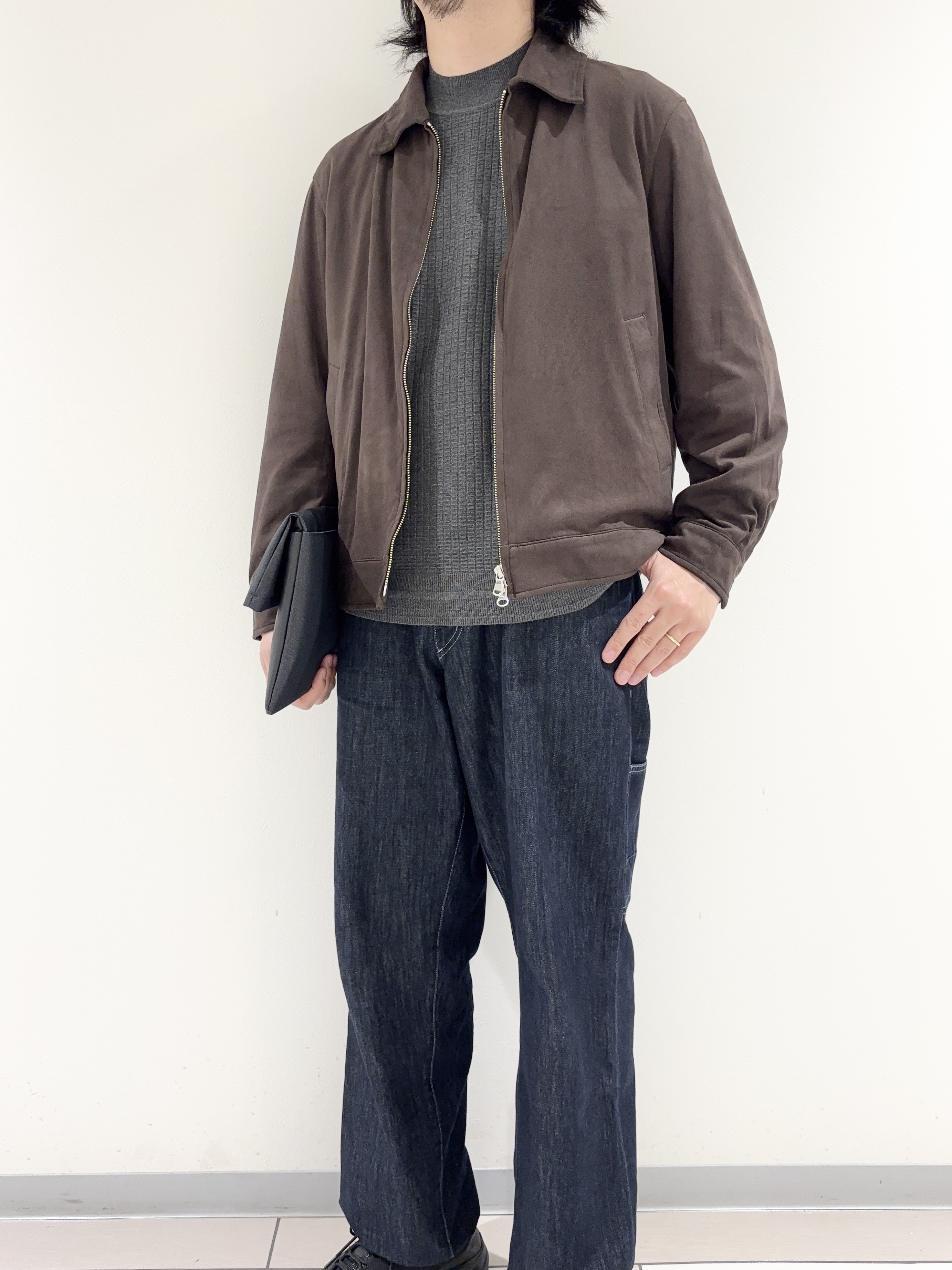 及川さんの「TAKEO KIKUCHI｜デニム＆スウェード調 ジップブルゾン」を使ったコーディネート