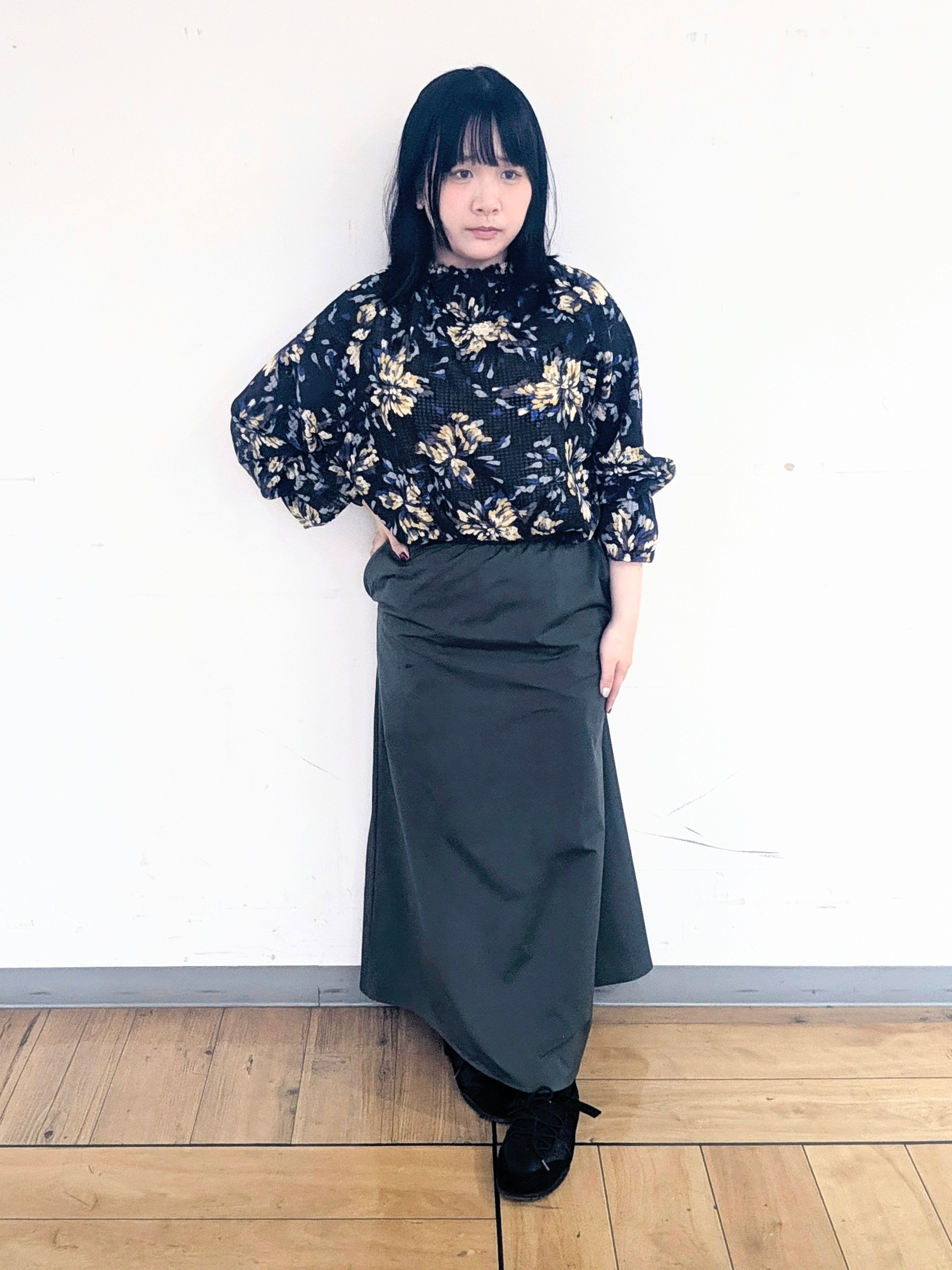 Mizukiさんの「UNTITLED｜【秋映え/花柄】フラワープリントブラウス」を使ったコーディネート