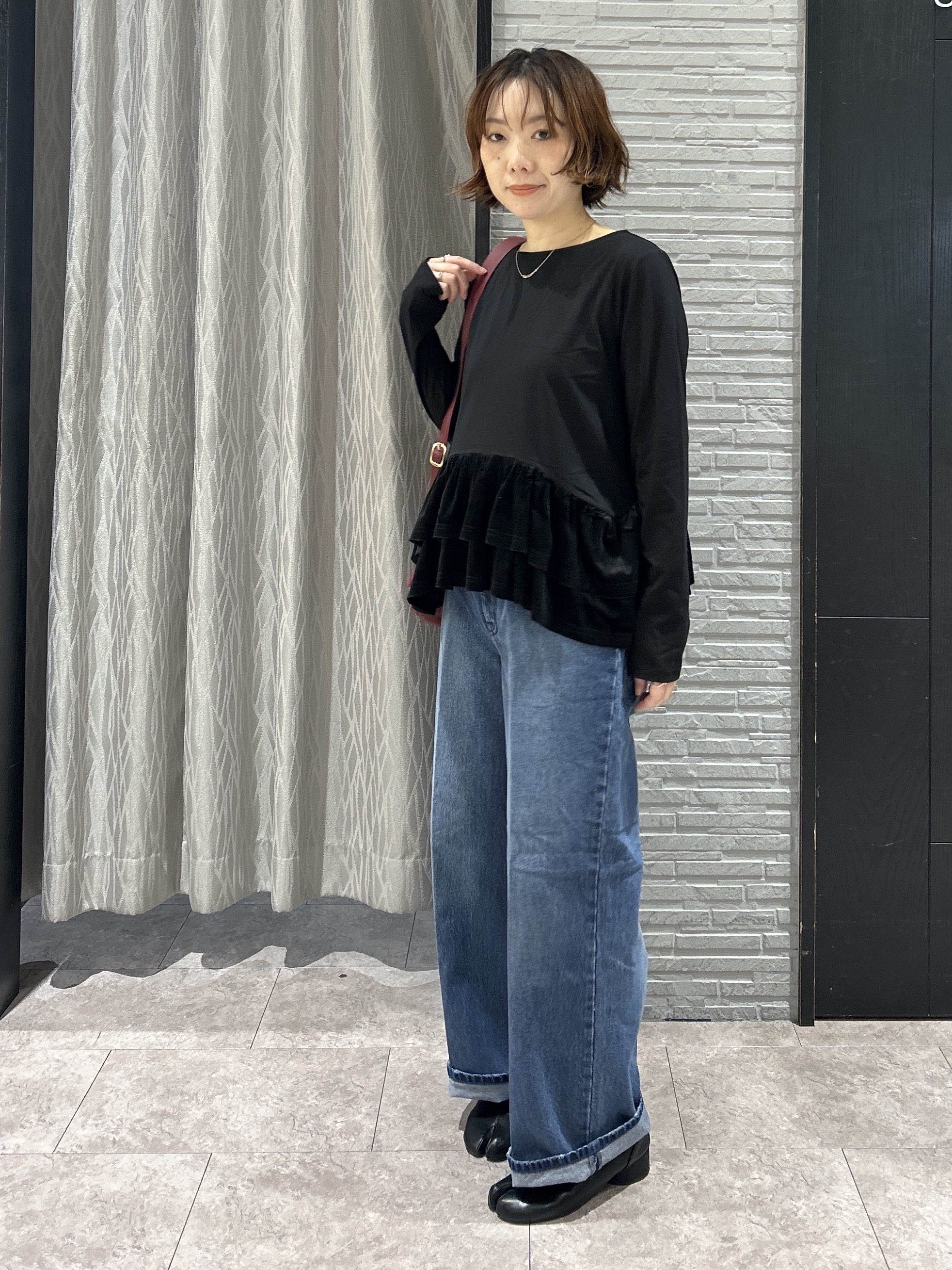 ga_riさんの「THE SHOP TK｜フリルベロアペプラムトップス」を使ったコーディネート