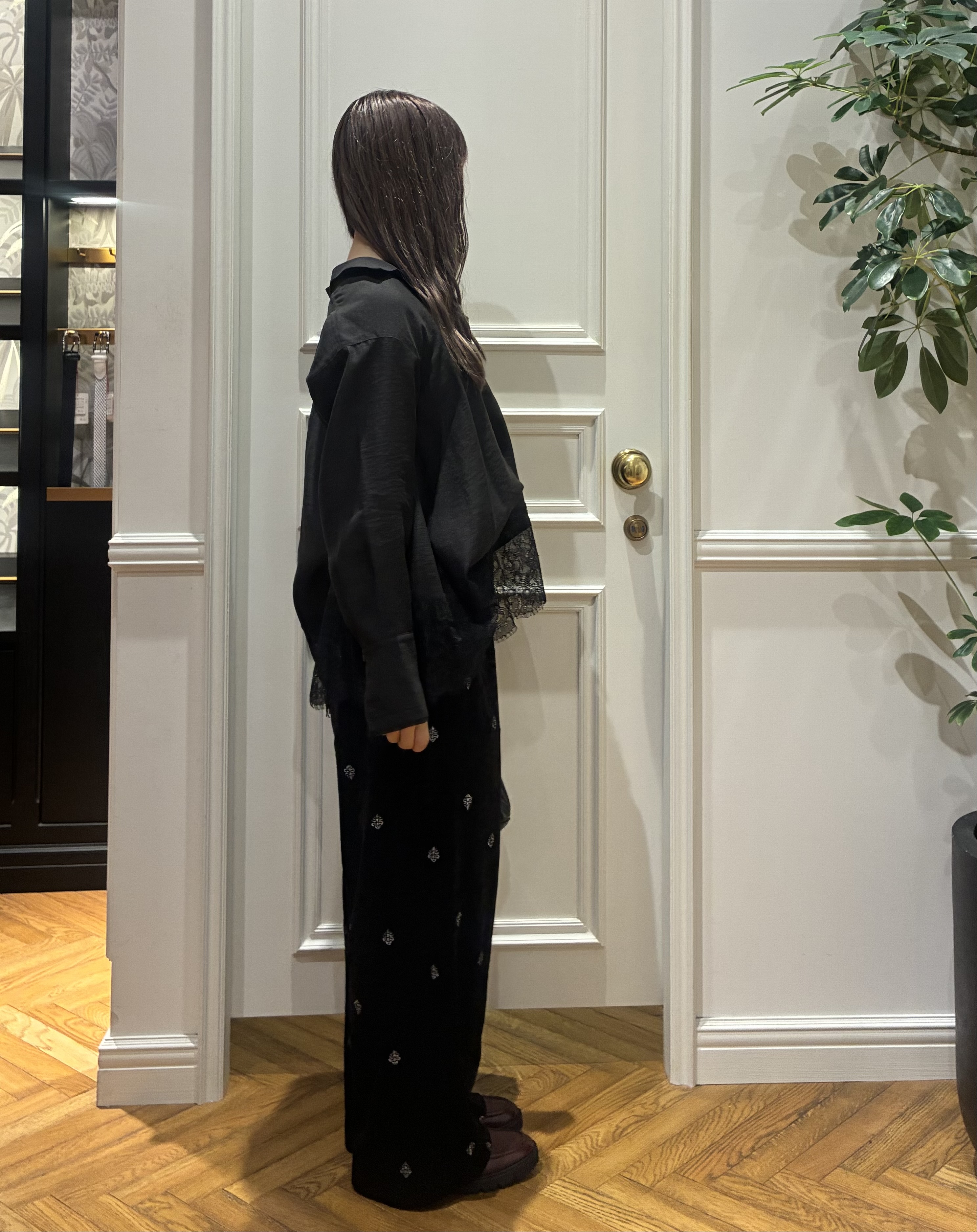 松下文迦さんの「DRESSTERIOR｜ヴィンテージライク レーストリムシャツ」を使ったコーディネート