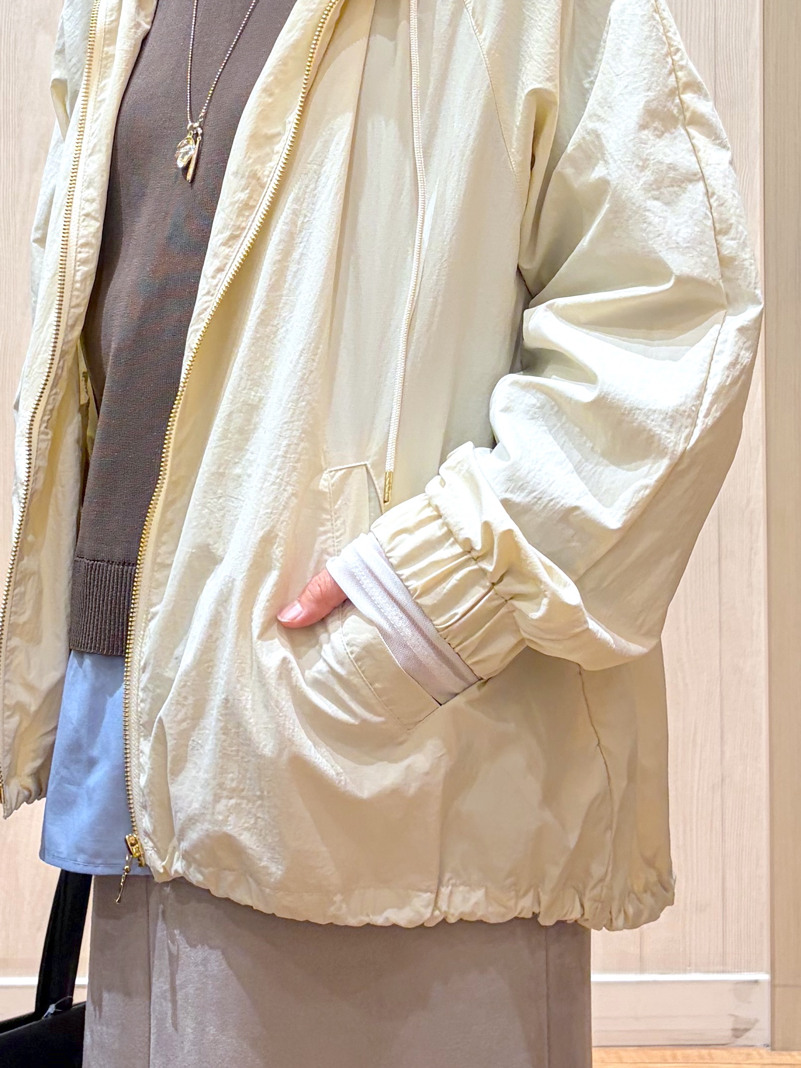 shirayuuuさんの「SHOO･LA･RUE｜【S-LL/撥水】ゴールドパーツで女性らしく ギャザーブルゾン」を使ったコーディネート