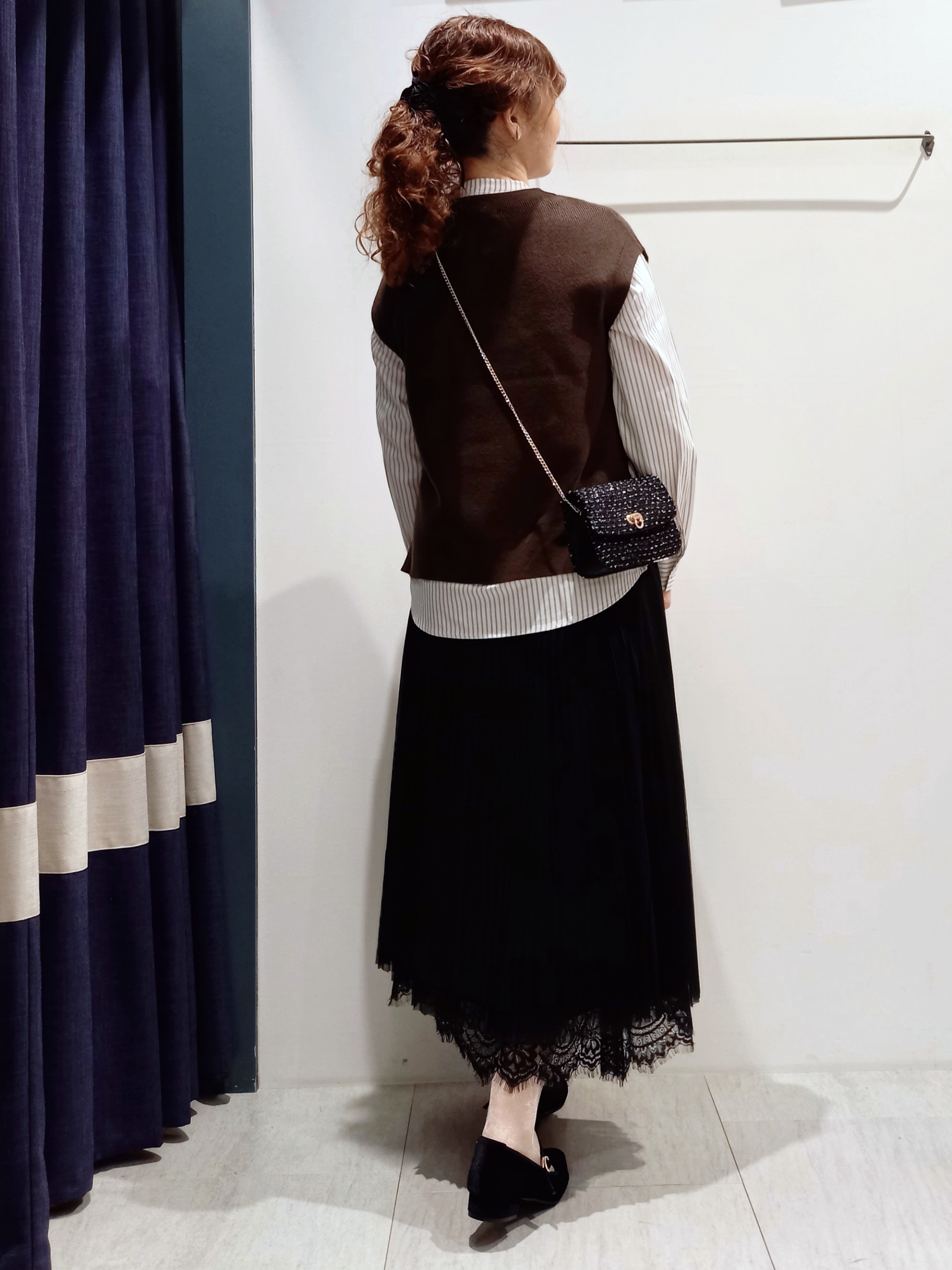 miiさんの「grove｜【2点セット/時短・着回し】着るだけでコーデが完成 ニットベスト&times;シャツ」を使ったコーディネート