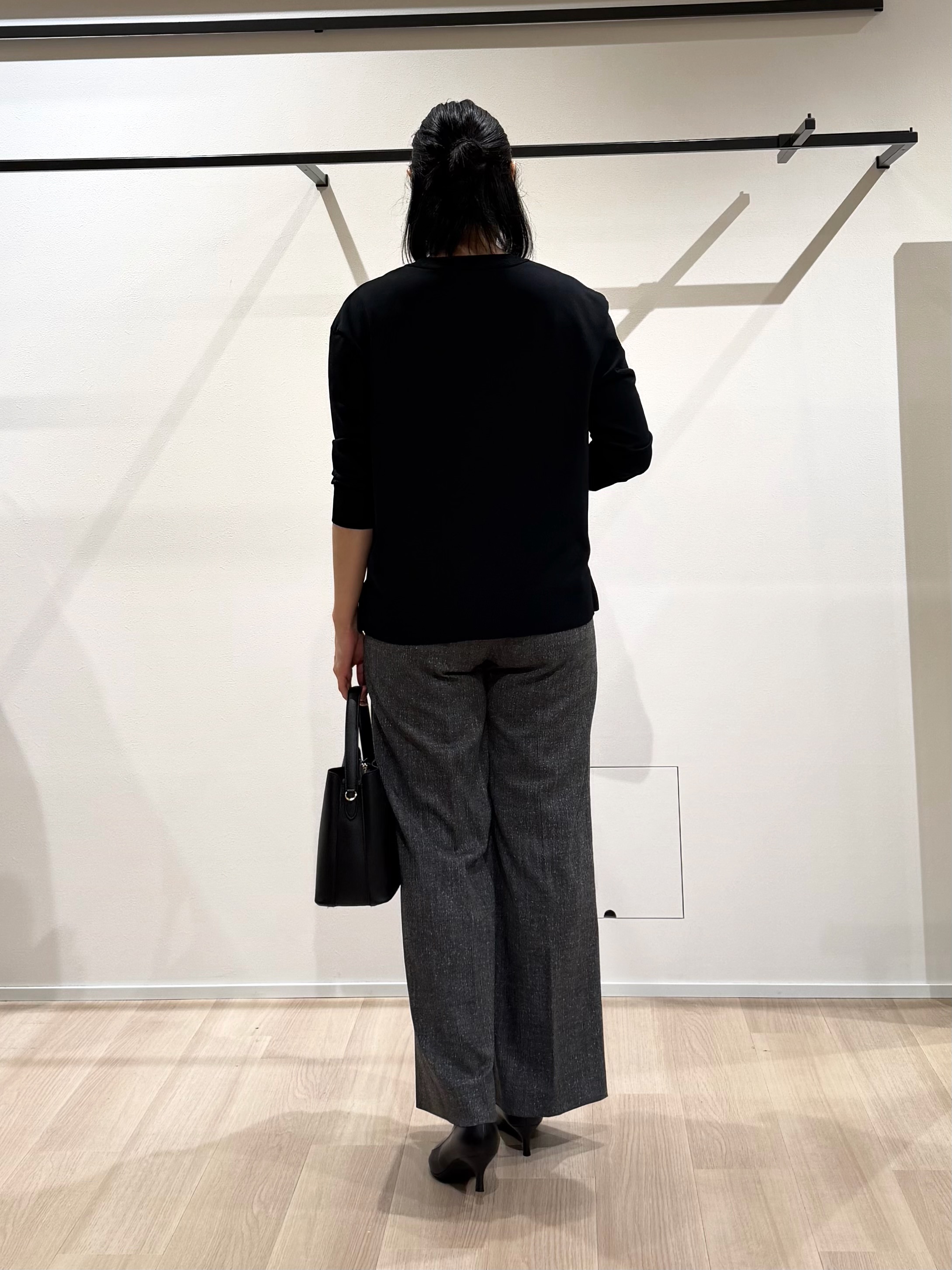 TOMOMIさんの「UNTITLED｜【顔周りすっきり/体型カバー】ドライタッチVネックニットプルオーバー」を使ったコーディネート