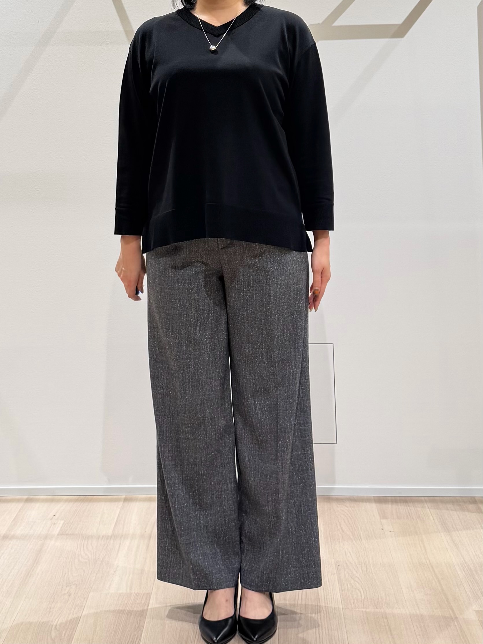 TOMOMIさんの「UNTITLED｜【顔周りすっきり/体型カバー】ドライタッチVネックニットプルオーバー」を使ったコーディネート