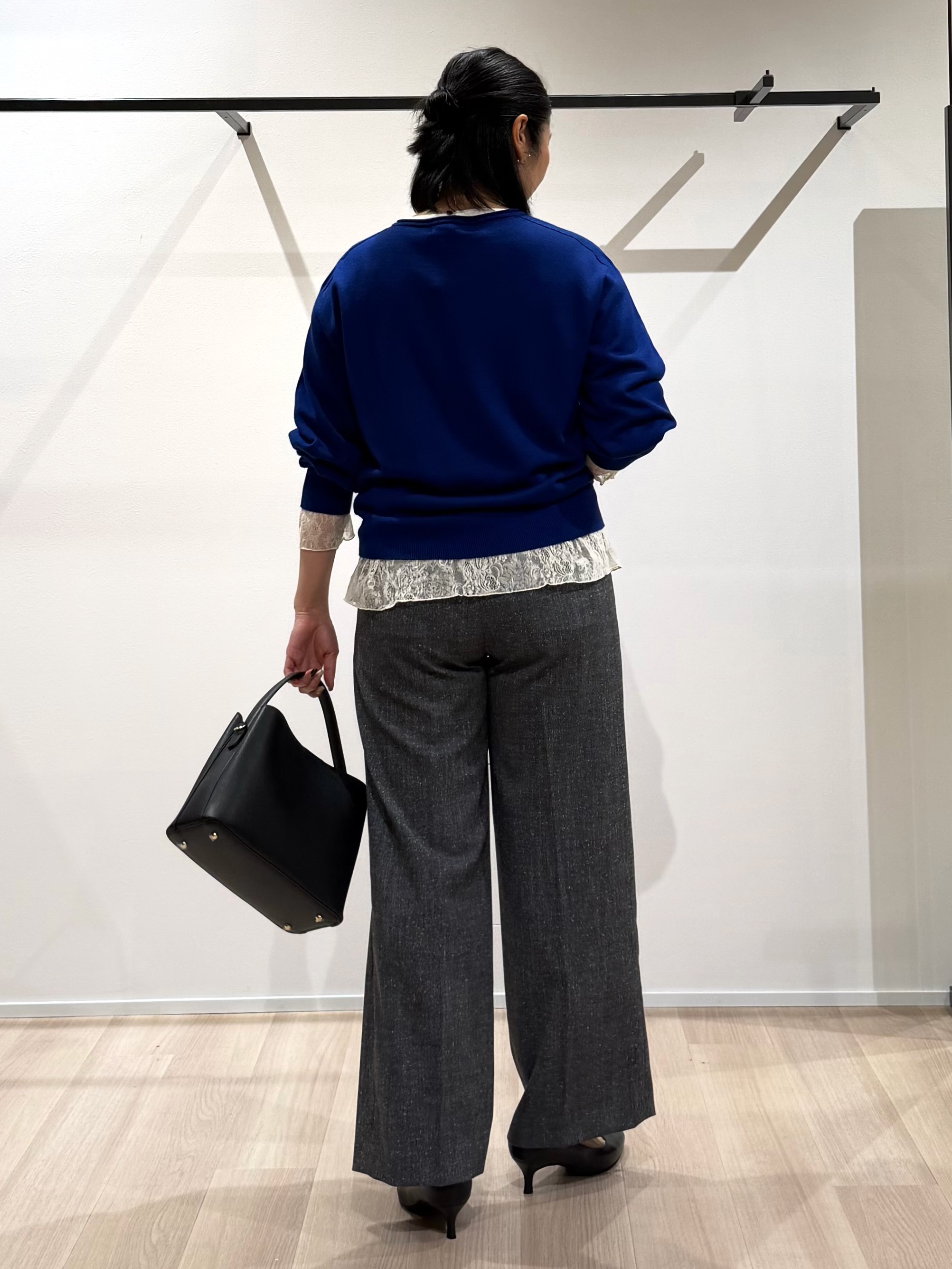 TOMOMIさんの「UNTITLED｜【大人の抜け感/8色展開】ボリュームスリーブニットプルオーバー」を使ったコーディネート