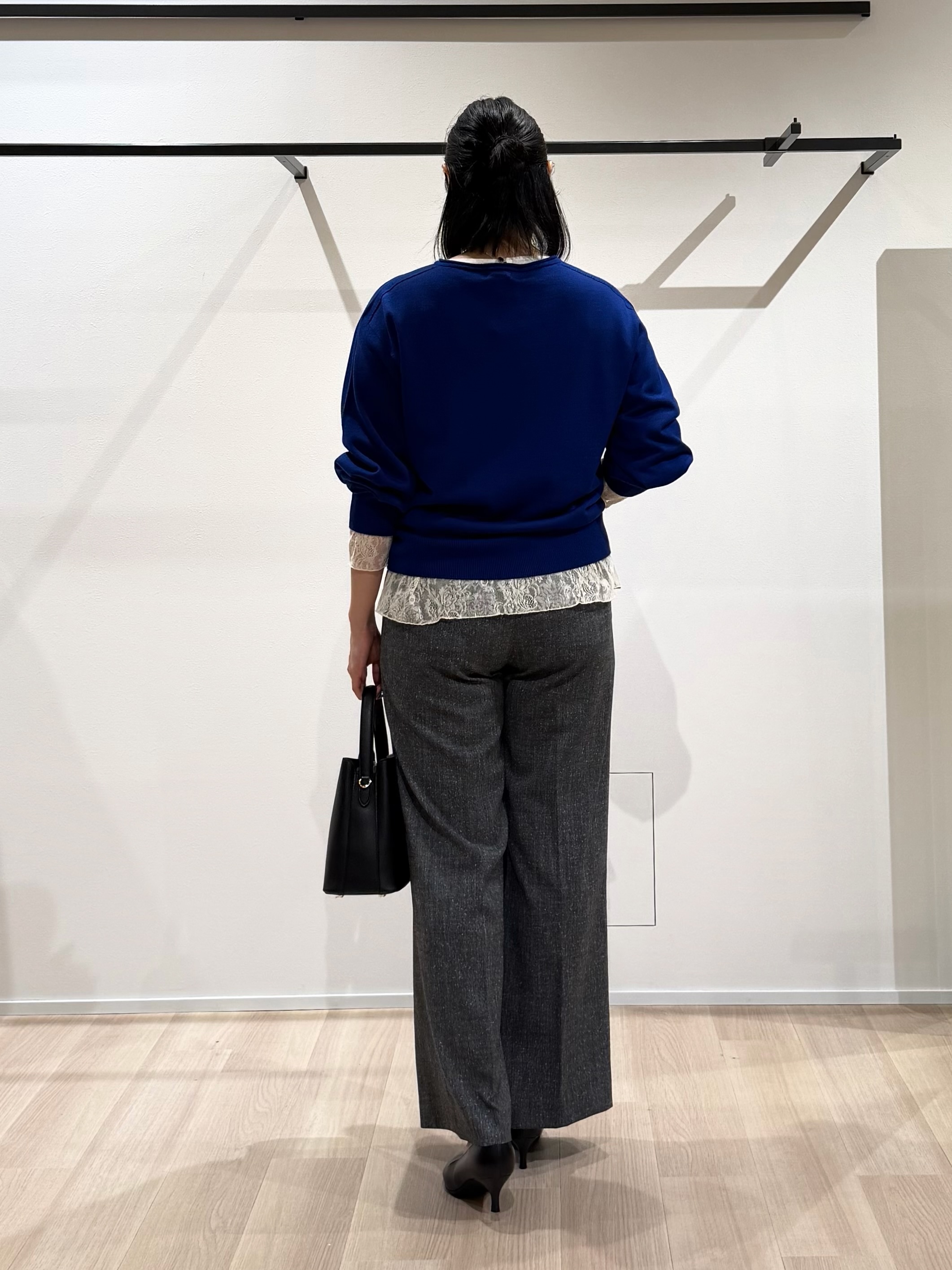 TOMOMIさんの「UNTITLED｜【大人の抜け感/8色展開】ボリュームスリーブニットプルオーバー」を使ったコーディネート