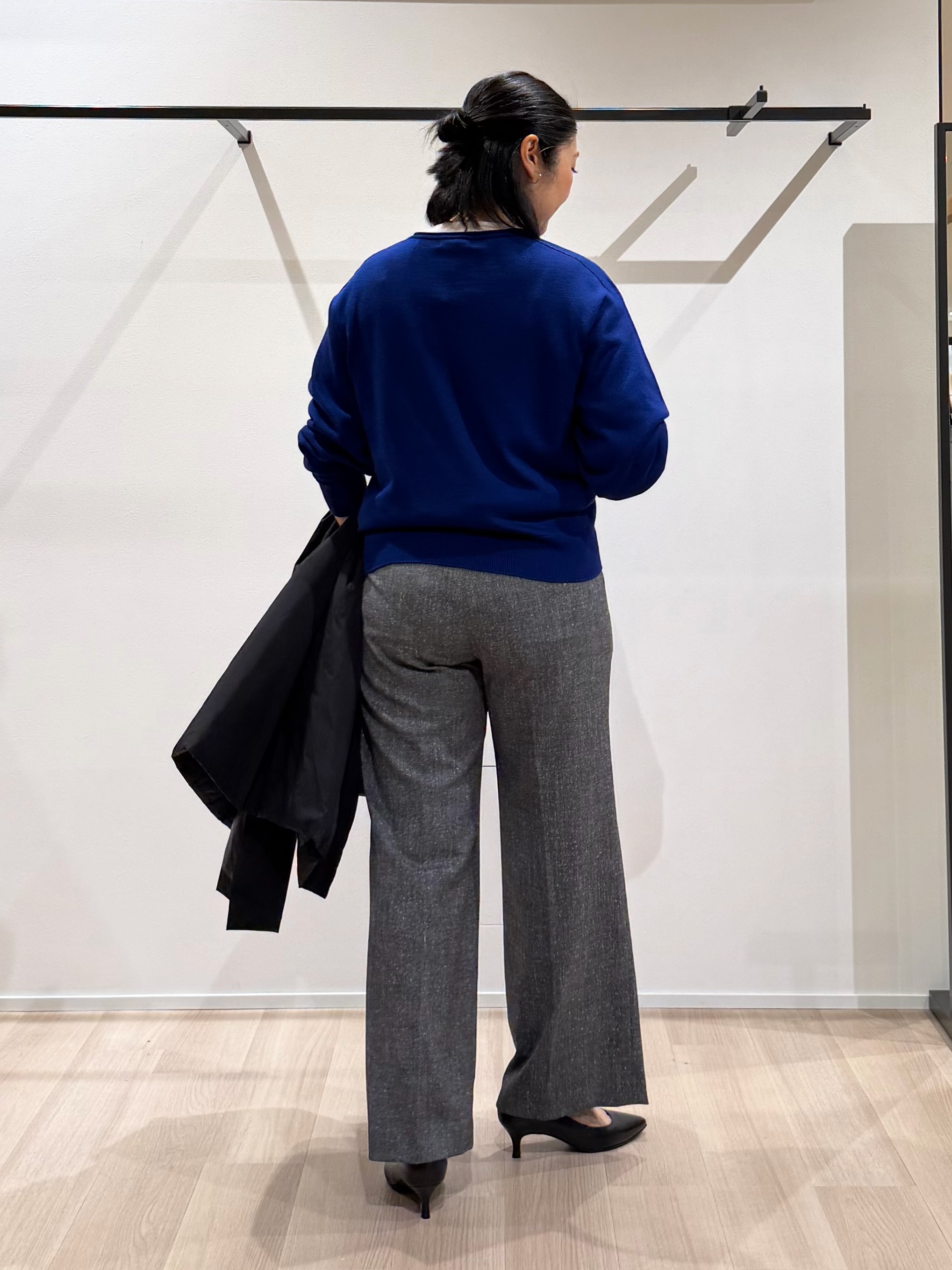TOMOMIさんの「UNTITLED｜【大人の抜け感/8色展開】ボリュームスリーブニットプルオーバー」を使ったコーディネート