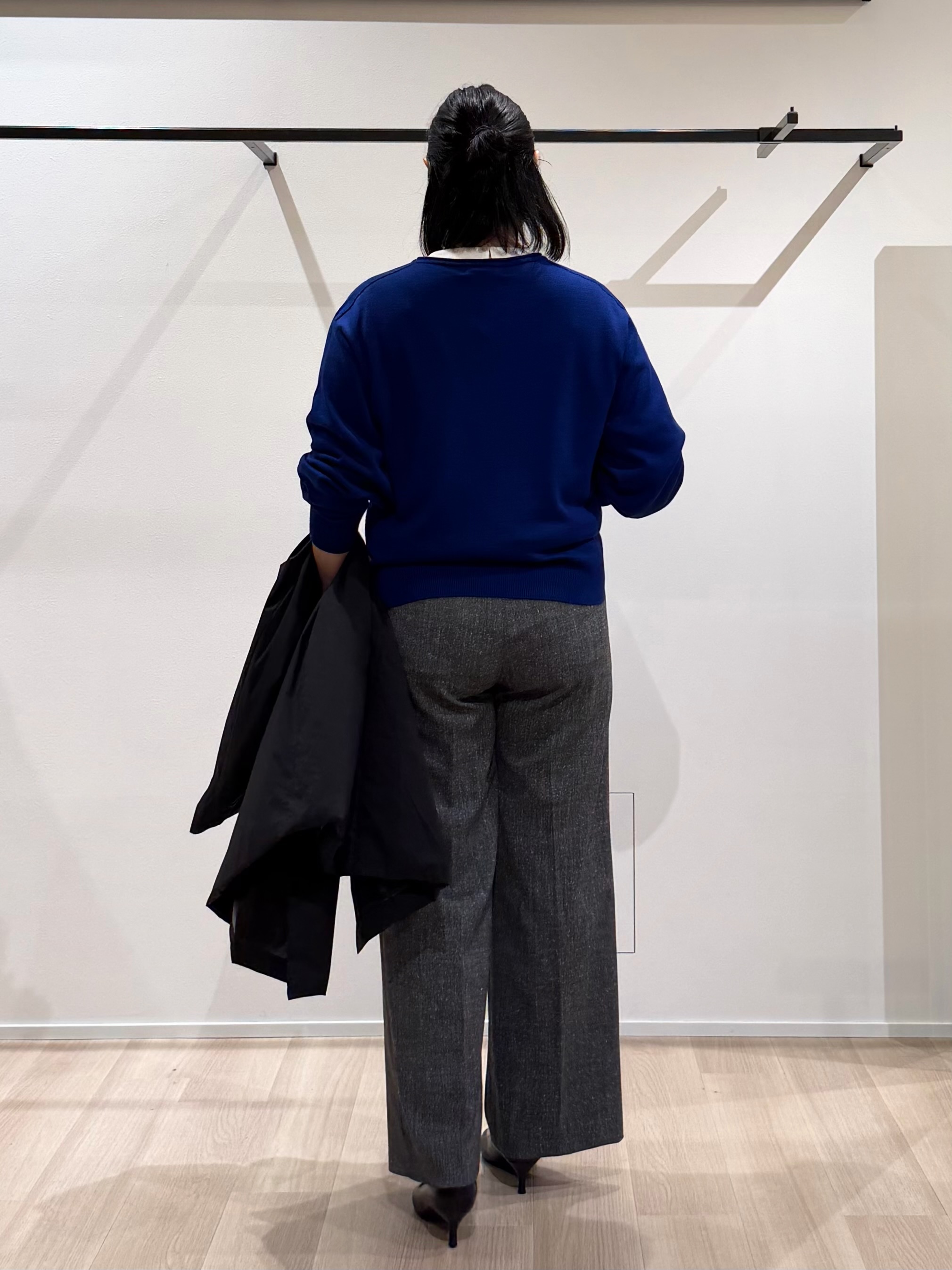 TOMOMIさんの「UNTITLED｜【大人の抜け感/8色展開】ボリュームスリーブニットプルオーバー」を使ったコーディネート
