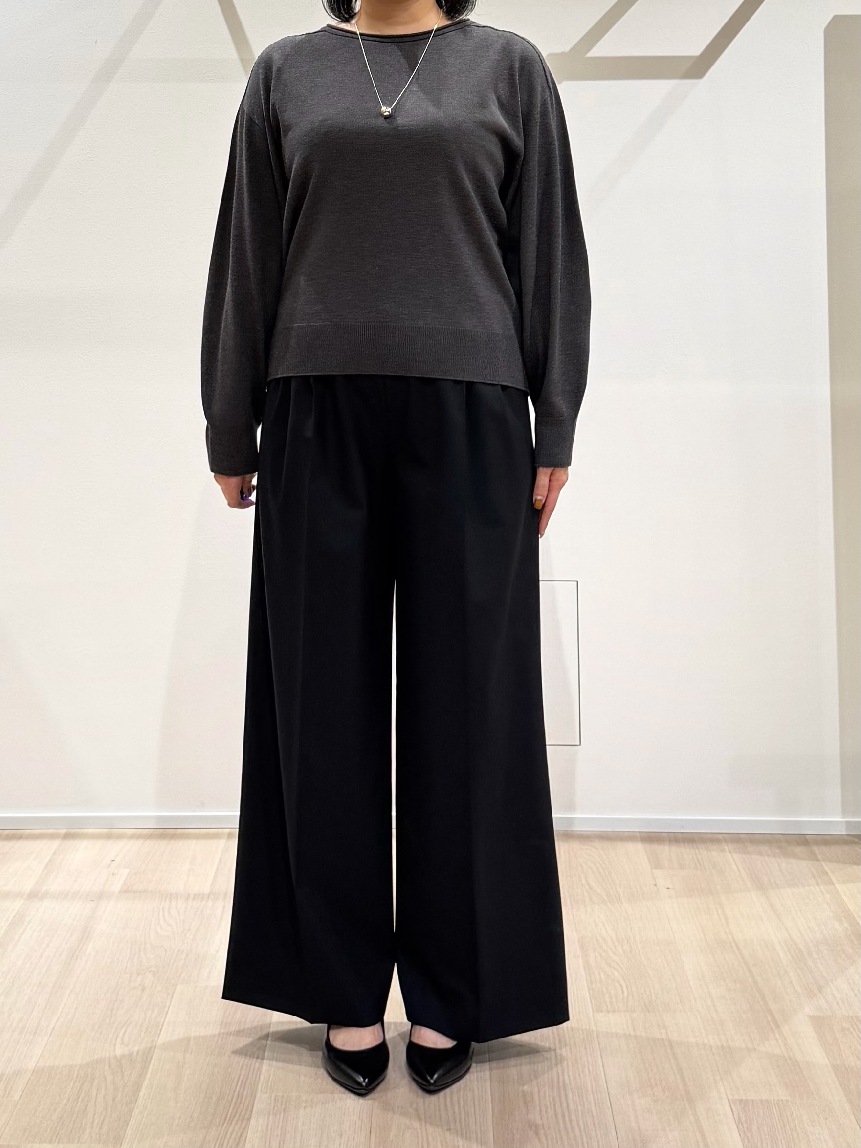 TOMOMIさんの「UNTITLED｜【大人の抜け感/8色展開】ボリュームスリーブニットプルオーバー」を使ったコーディネート