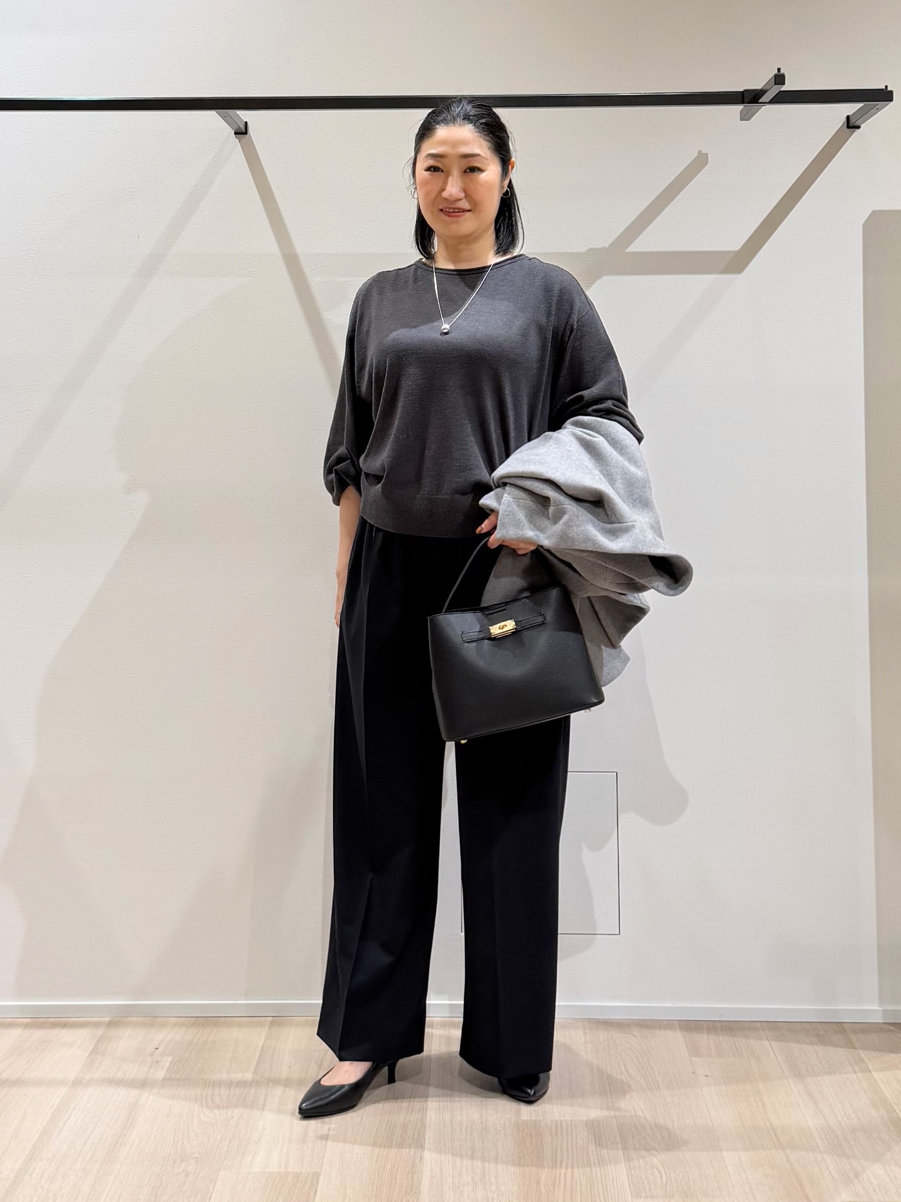 TOMOMIさんの「UNTITLED｜【大人の抜け感/8色展開】ボリュームスリーブニットプルオーバー」を使ったコーディネート