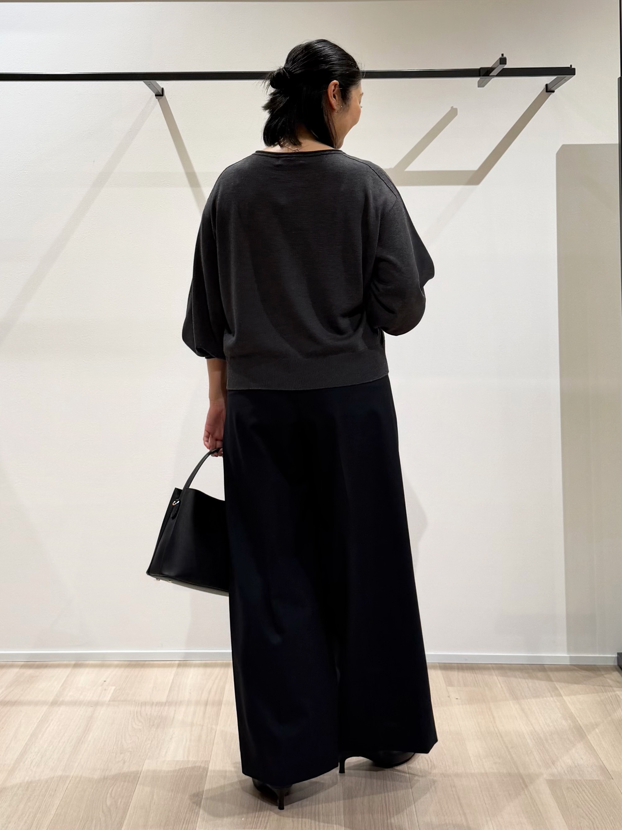 TOMOMIさんの「UNTITLED｜【大人の抜け感/8色展開】ボリュームスリーブニットプルオーバー」を使ったコーディネート