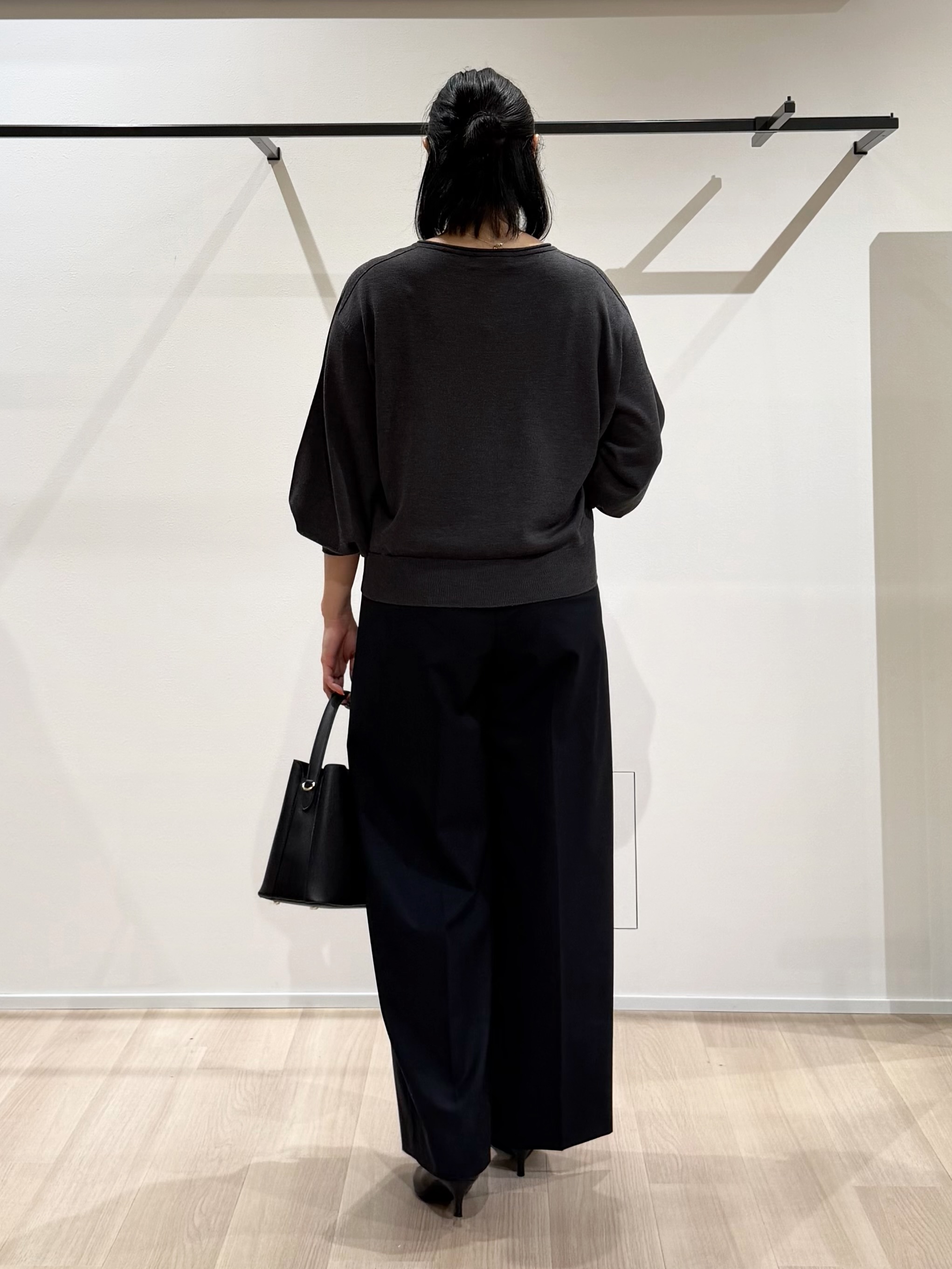TOMOMIさんの「UNTITLED｜【大人の抜け感/8色展開】ボリュームスリーブニットプルオーバー」を使ったコーディネート