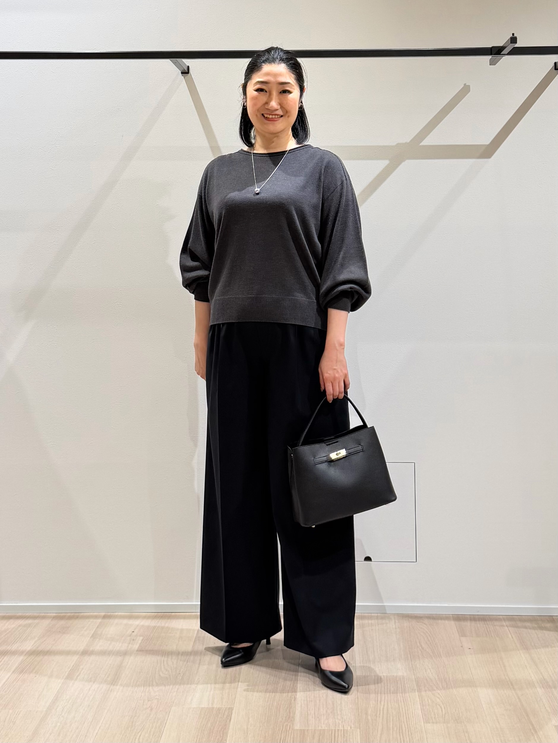 TOMOMIさんの「UNTITLED｜【大人の抜け感/8色展開】ボリュームスリーブニットプルオーバー」を使ったコーディネート