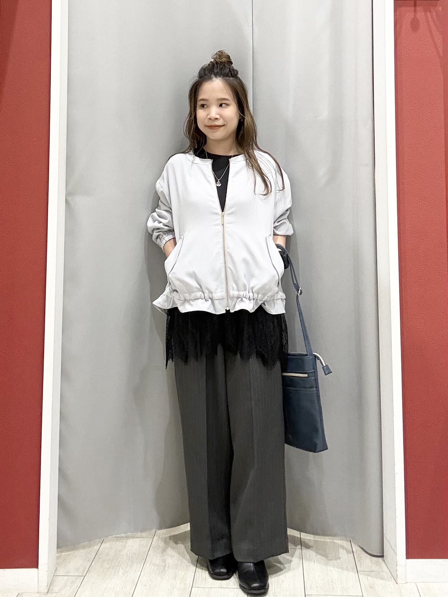 shioさんの「SHOO･LA･RUE｜【洗濯後しわになりにくい/S-LL】裾ドロストフリルブルゾン」を使ったコーディネート