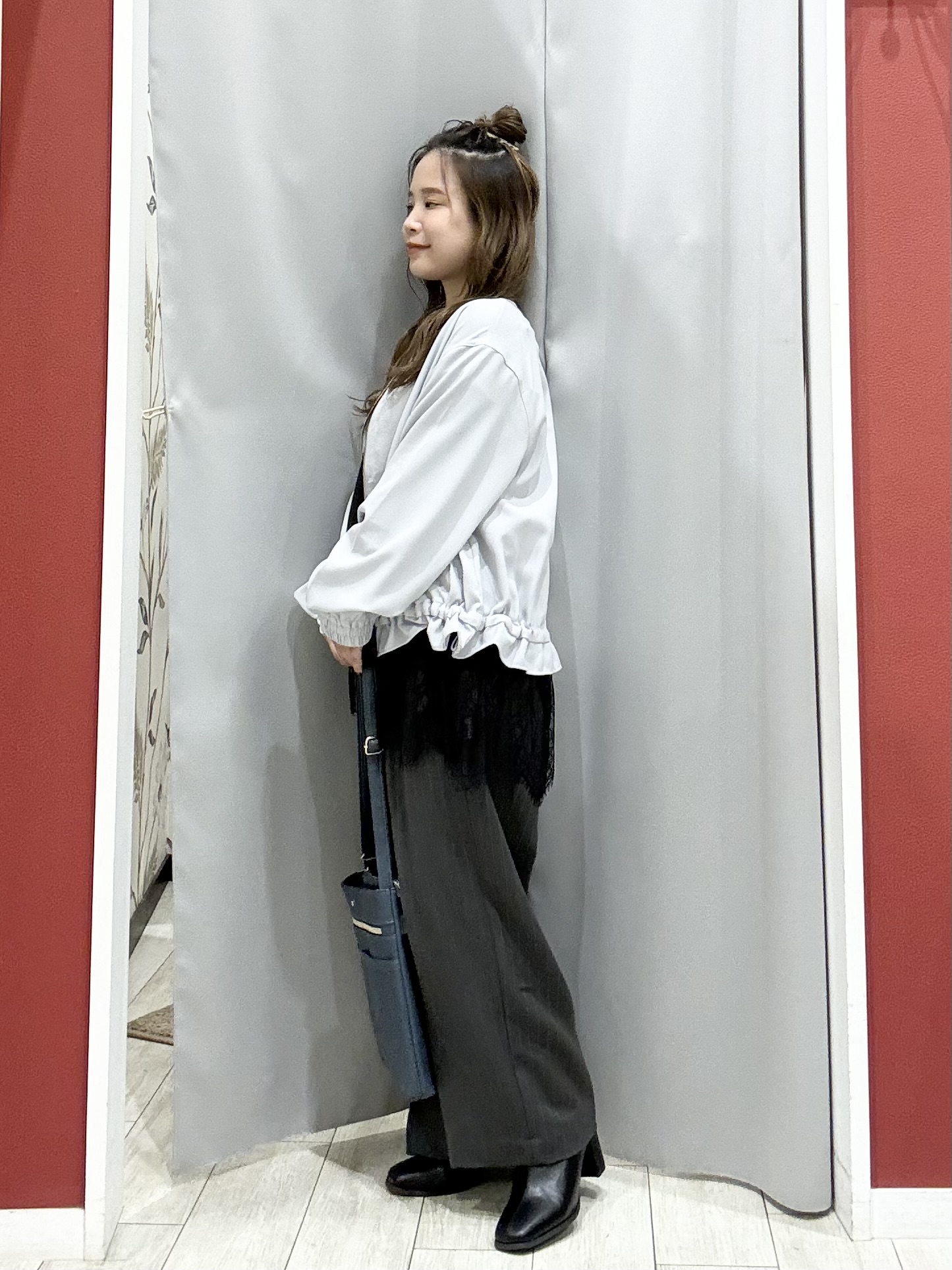 shioさんの「SHOO･LA･RUE｜【洗濯後しわになりにくい/S-LL】裾ドロストフリルブルゾン」を使ったコーディネート