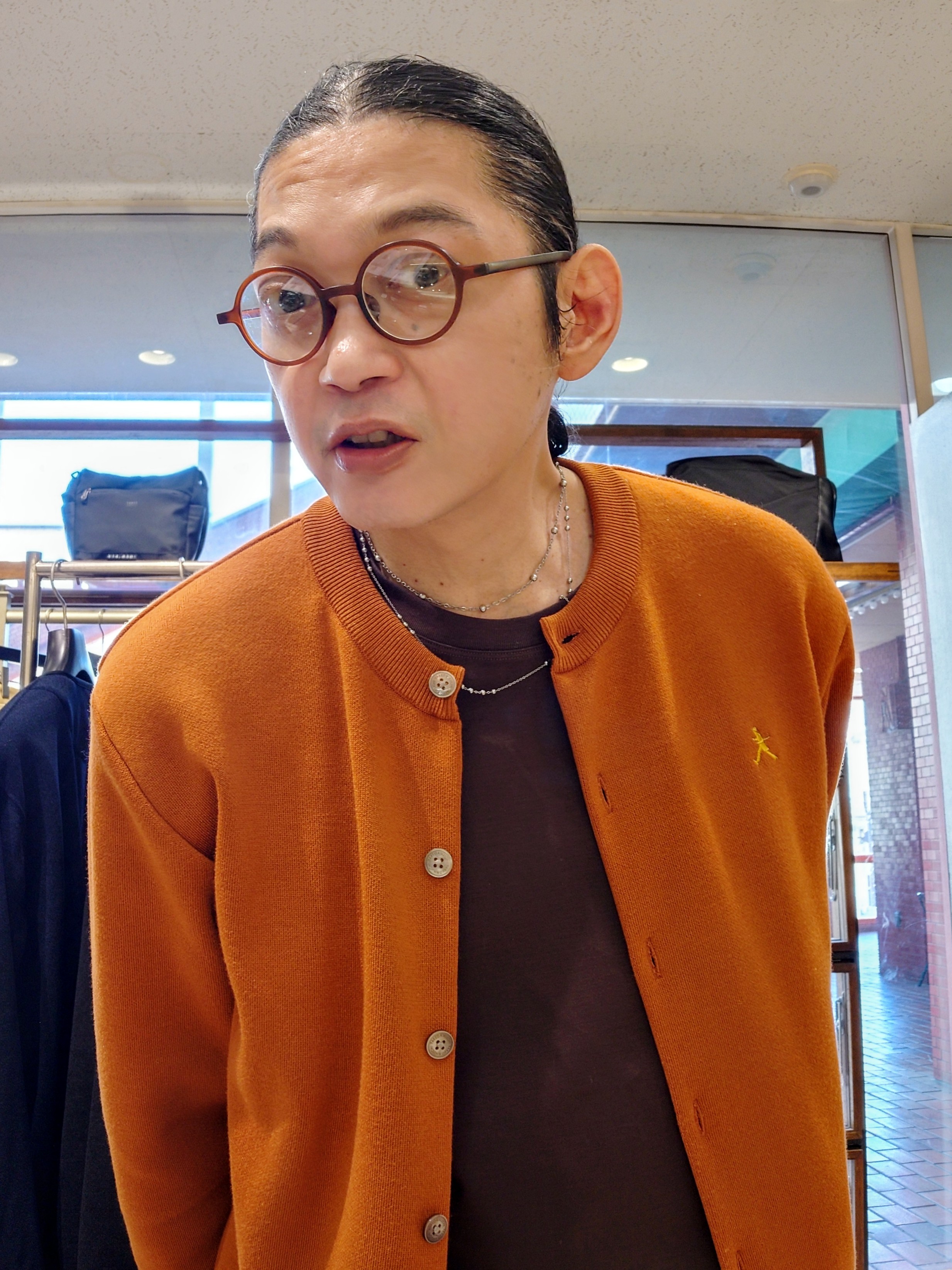 かしげるさんの「TAKEO KIKUCHI｜【BOWLER HAT LABEL】日本製クルーネックカーディガン」を使ったコーディネート