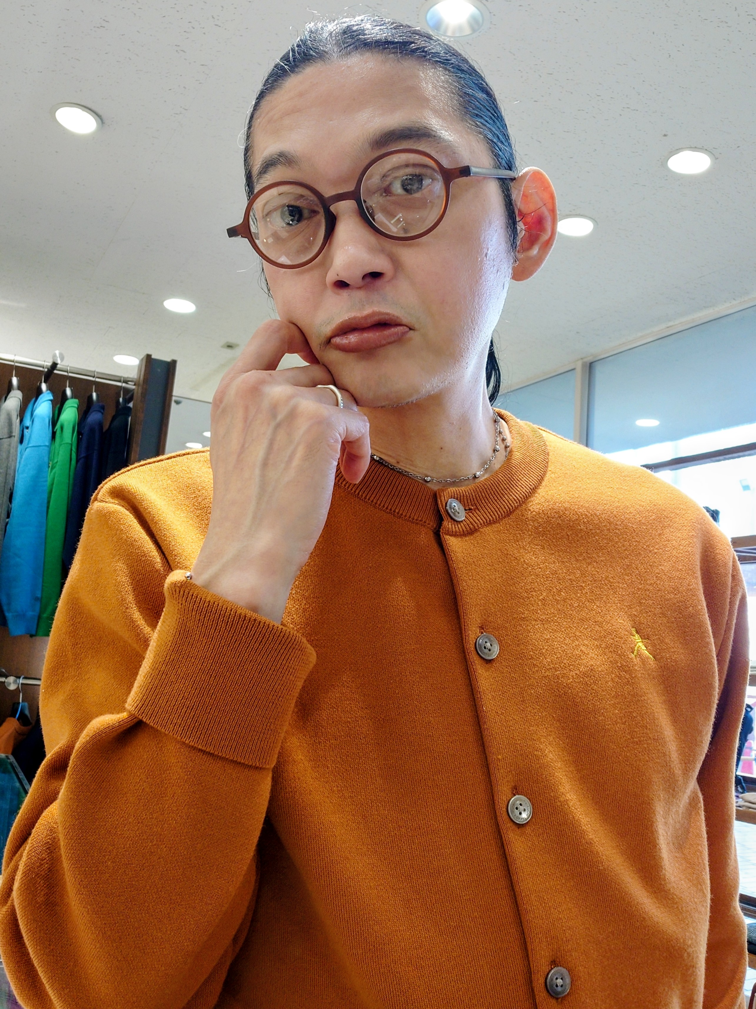 かしげるさんの「TAKEO KIKUCHI｜【BOWLER HAT LABEL】日本製クルーネックカーディガン」を使ったコーディネート