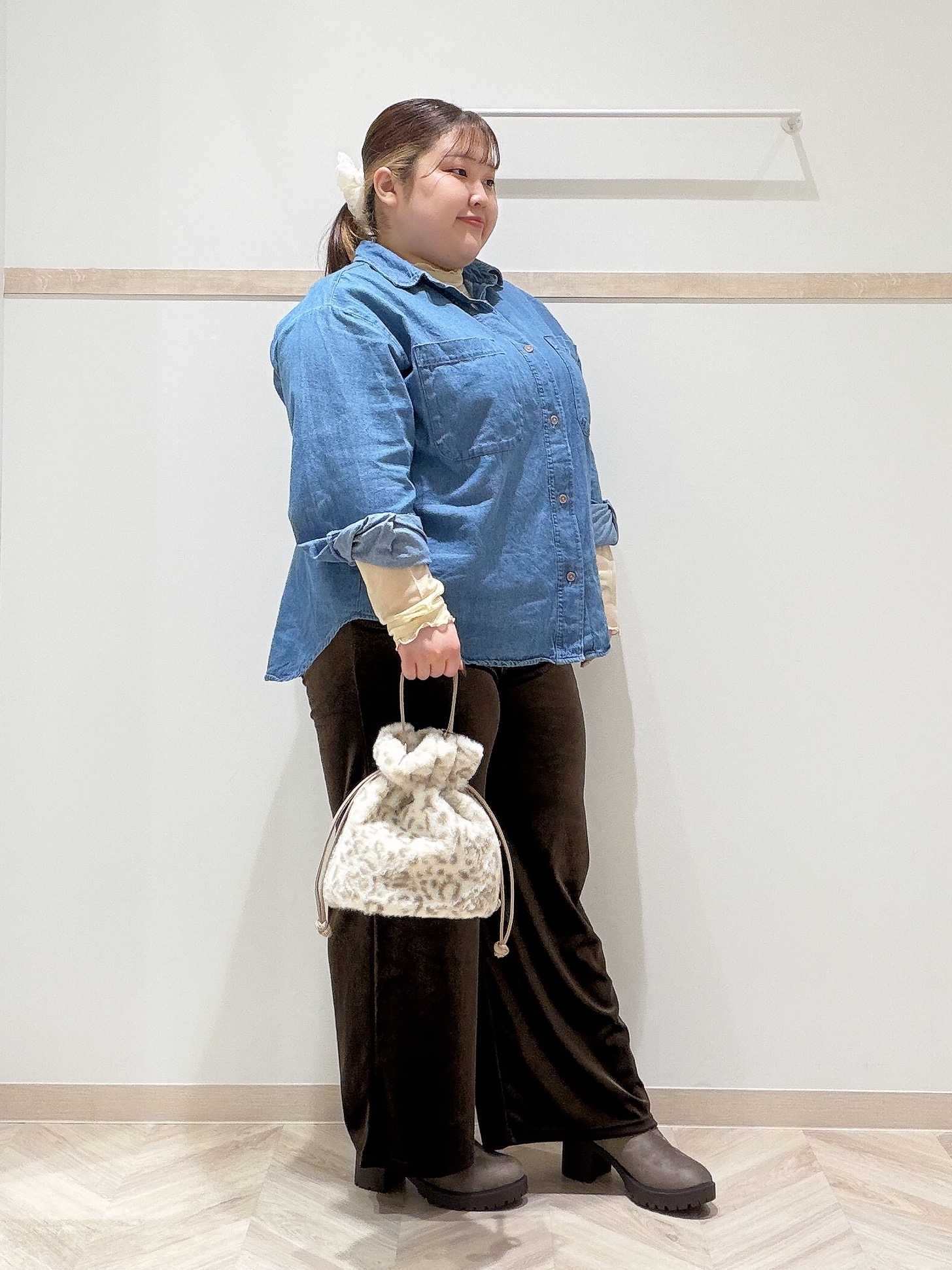 ゆめかさんの「SHOO･LA･RUE｜【S-LL/洗濯機可/体型カバー】ライトオンスデニム ダブルポケット オーバーサイズシャツ」を使ったコーディネート