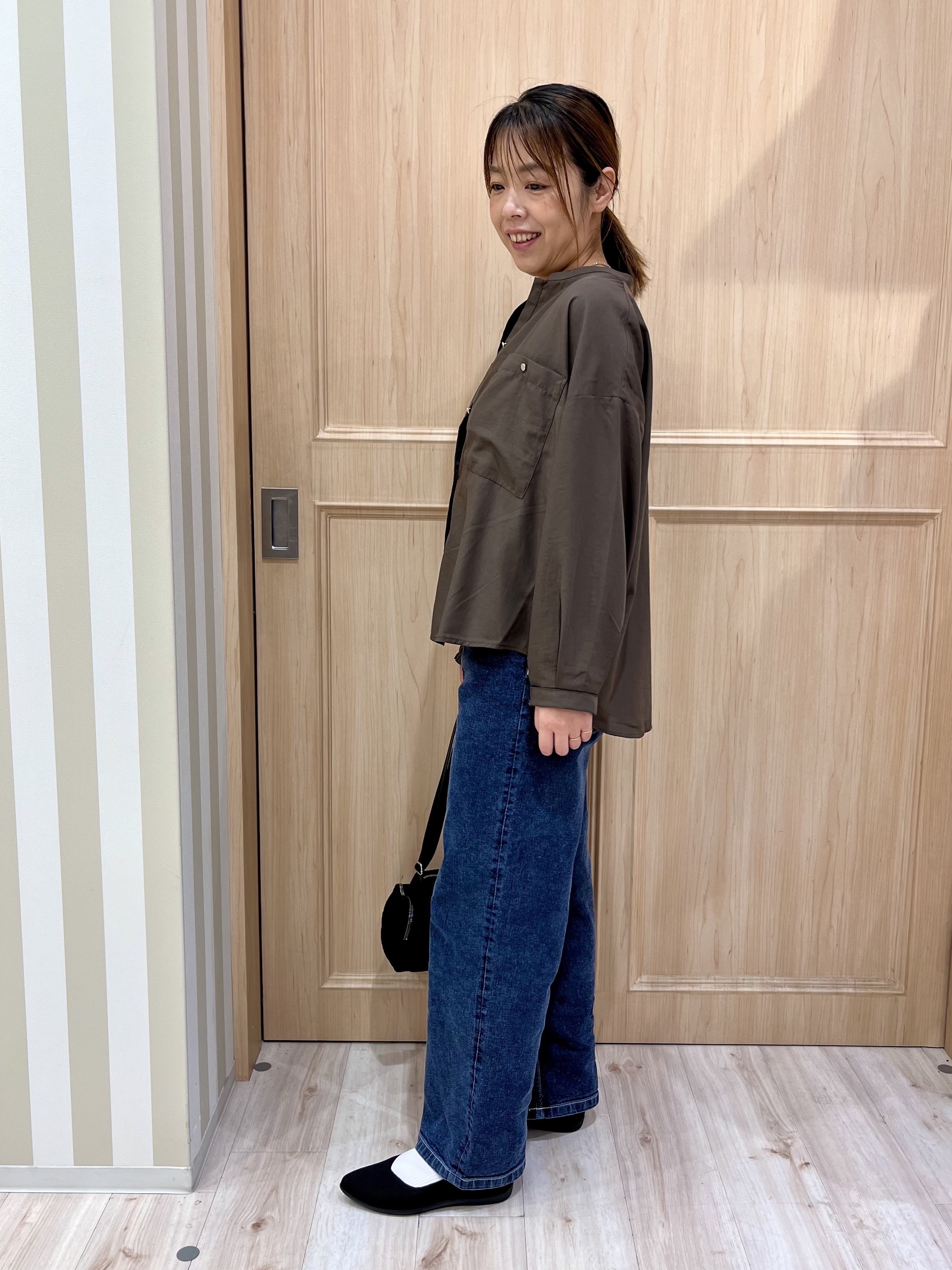 Kyokoさんの「SHOO･LA･RUE｜【洗濯後しわになりにくい/S-LL】こなれ見え ゆるっと キーネック金ボタンポケットシャツ」を使ったコーディネート