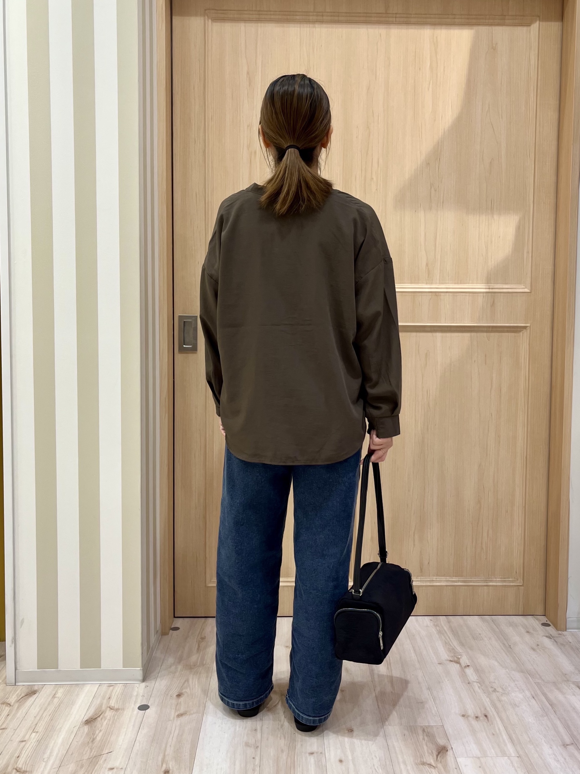Kyokoさんの「SHOO･LA･RUE｜【洗濯後しわになりにくい/S-LL】こなれ見え ゆるっと キーネック金ボタンポケットシャツ」を使ったコーディネート
