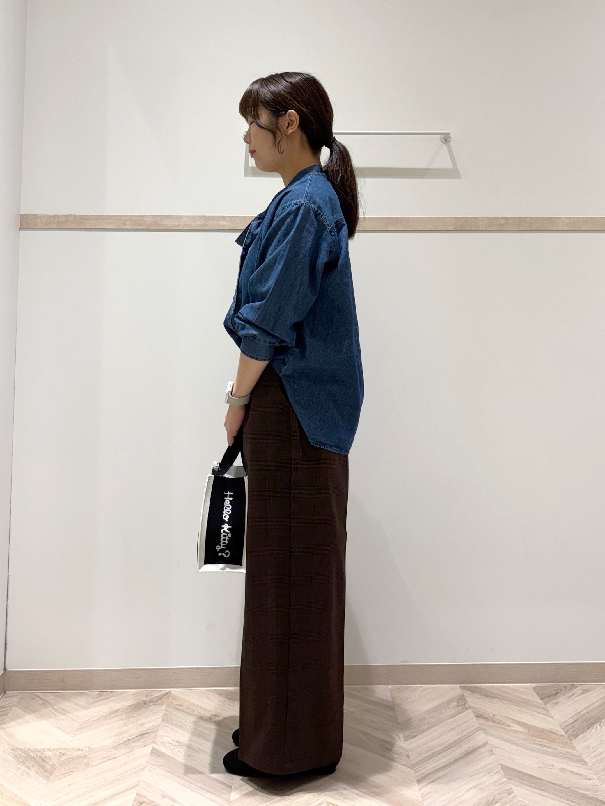 donpiさんの「SHOO･LA･RUE｜【S-LL/洗濯機可】華やぐデニムボウタイリボンシャツ」を使ったコーディネート