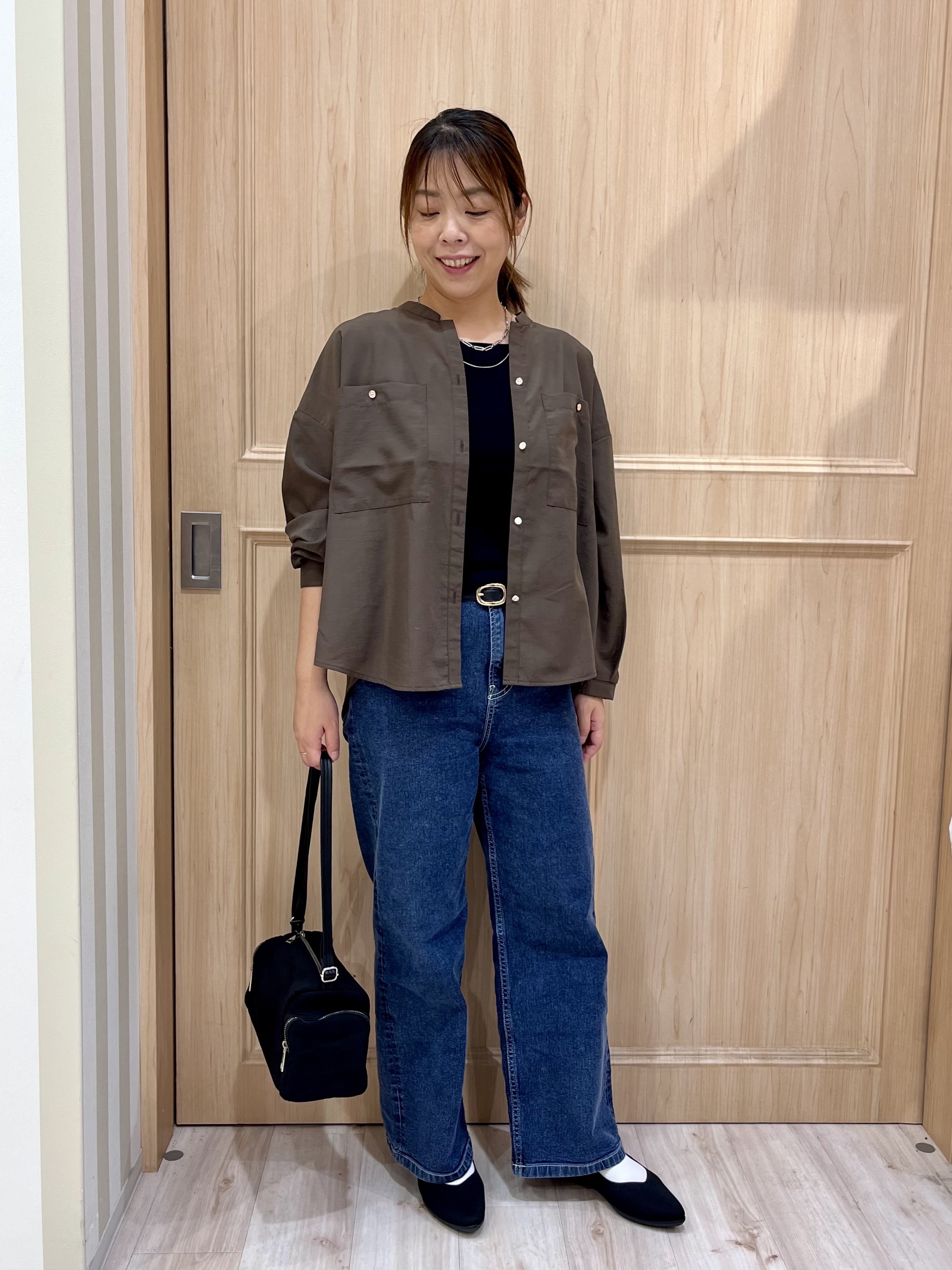 Kyokoさんの「SHOO･LA･RUE｜【洗濯後しわになりにくい/S-LL】こなれ見え ゆるっと キーネック金ボタンポケットシャツ」を使ったコーディネート
