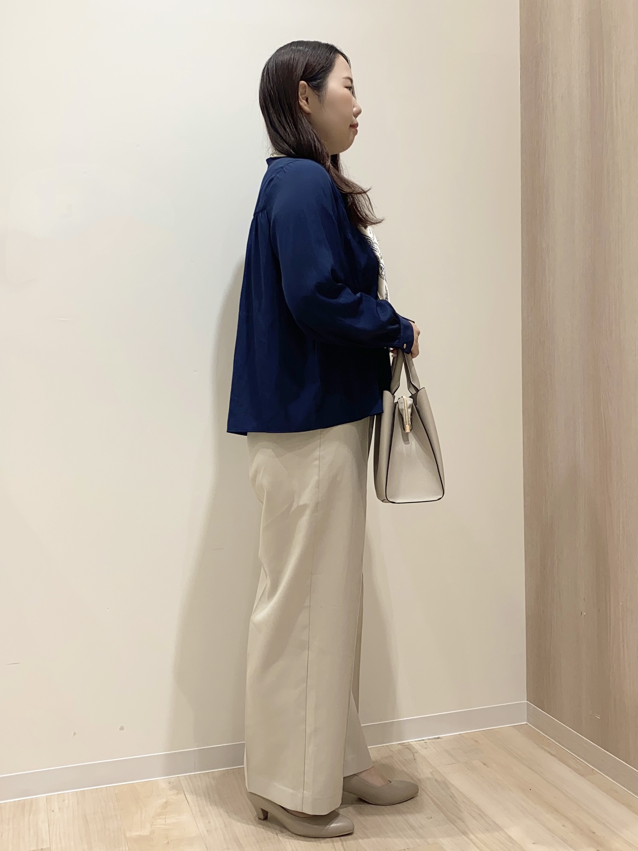 HANAさんの「grove｜【通勤/きれいめ】上品な艶を纏う ヴィンテージサテンブラウス」を使ったコーディネート