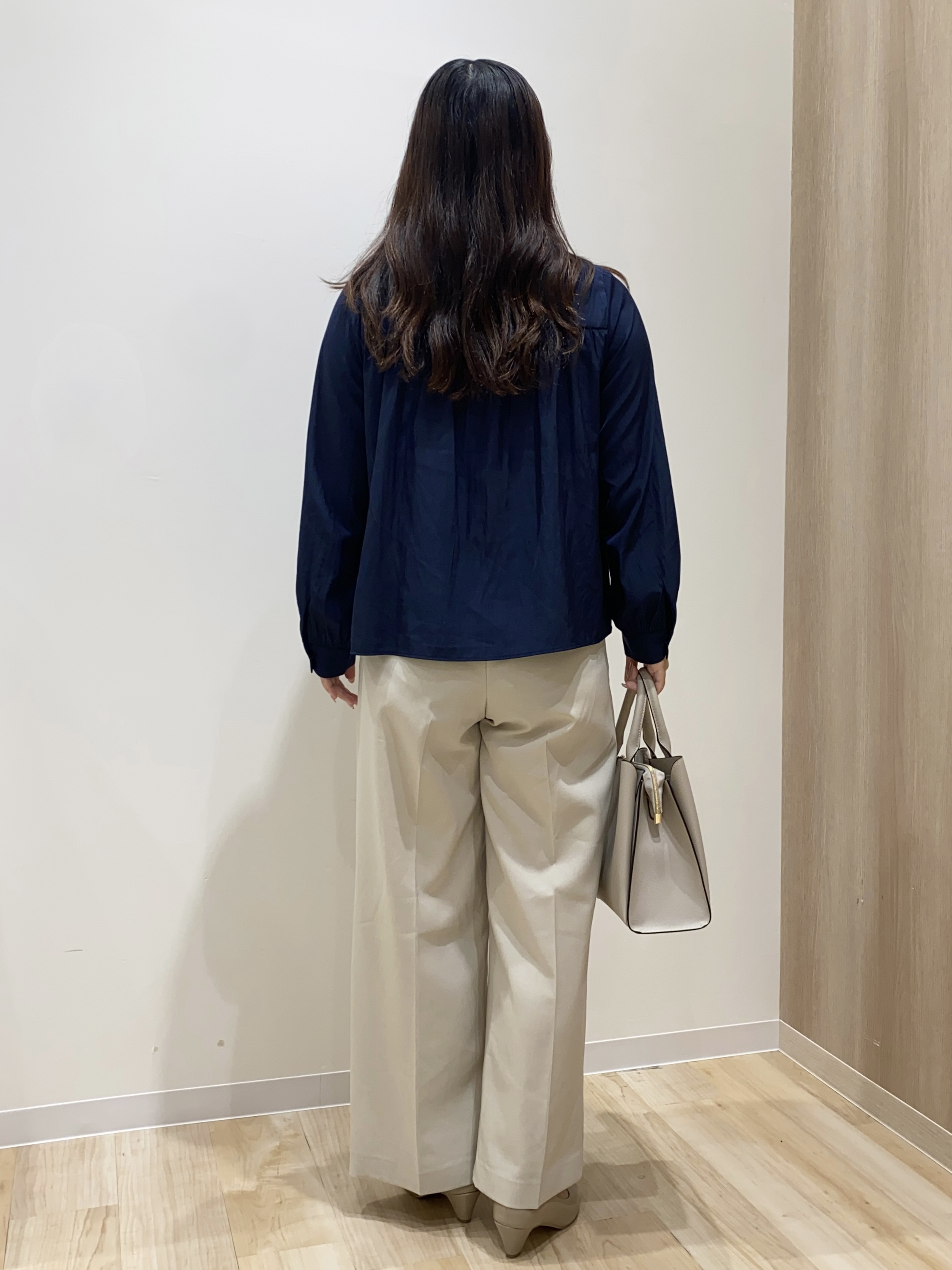 HANAさんの「grove｜【通勤/きれいめ】上品な艶を纏う ヴィンテージサテンブラウス」を使ったコーディネート