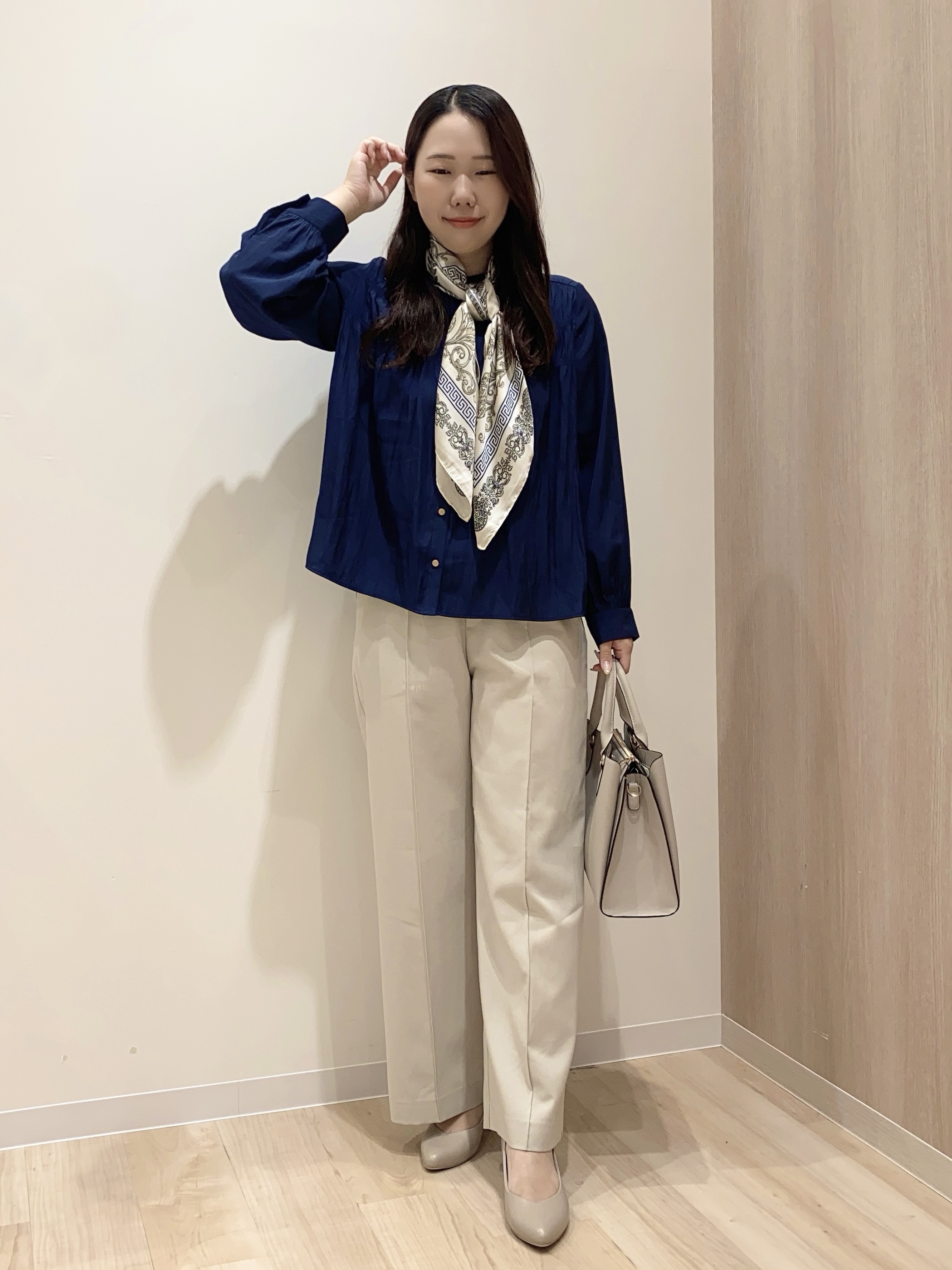 HANAさんの「grove｜【通勤/きれいめ】上品な艶を纏う ヴィンテージサテンブラウス」を使ったコーディネート